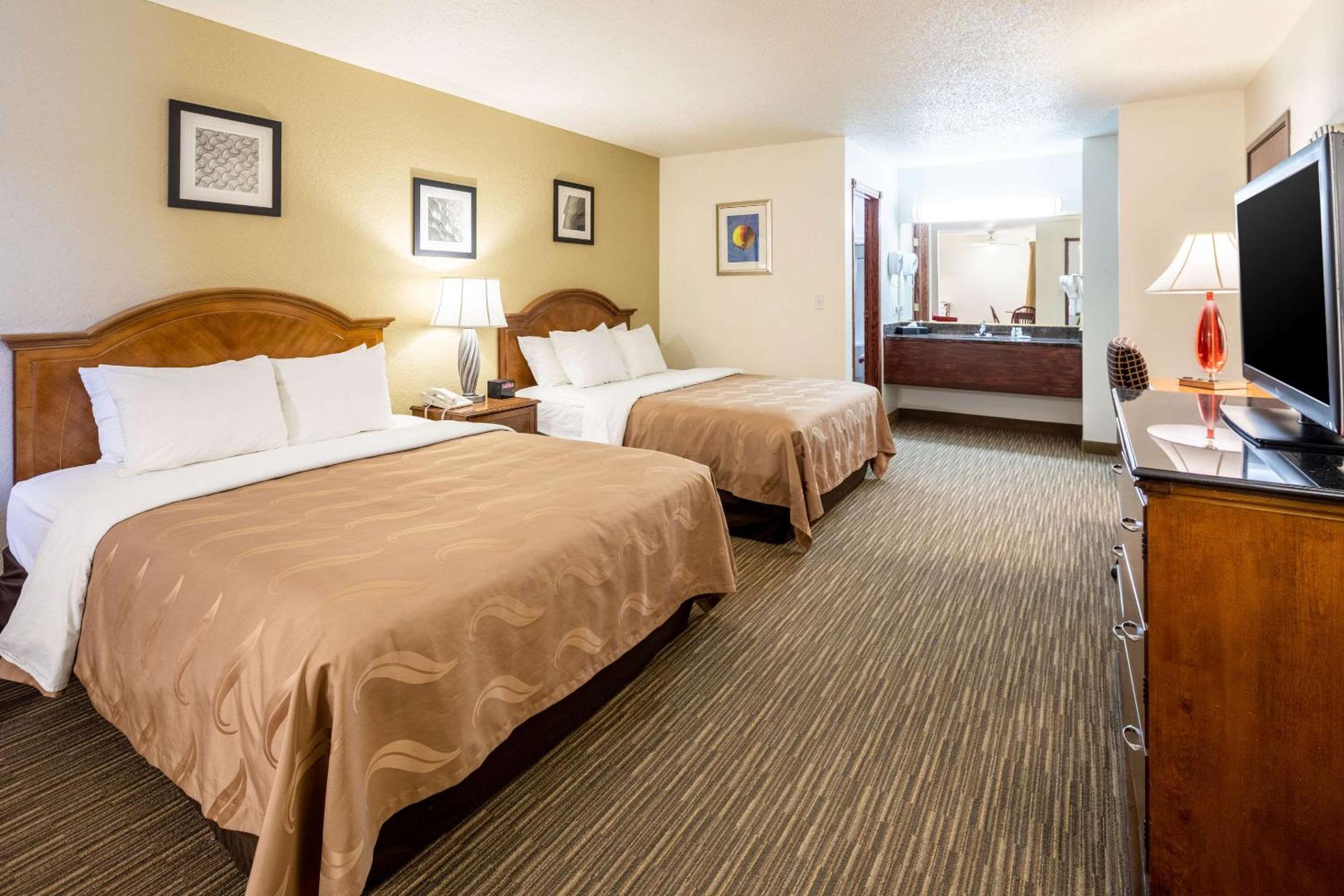 Standard Queen Room with Two Queen Beds - Non-Smoking - Photo 1