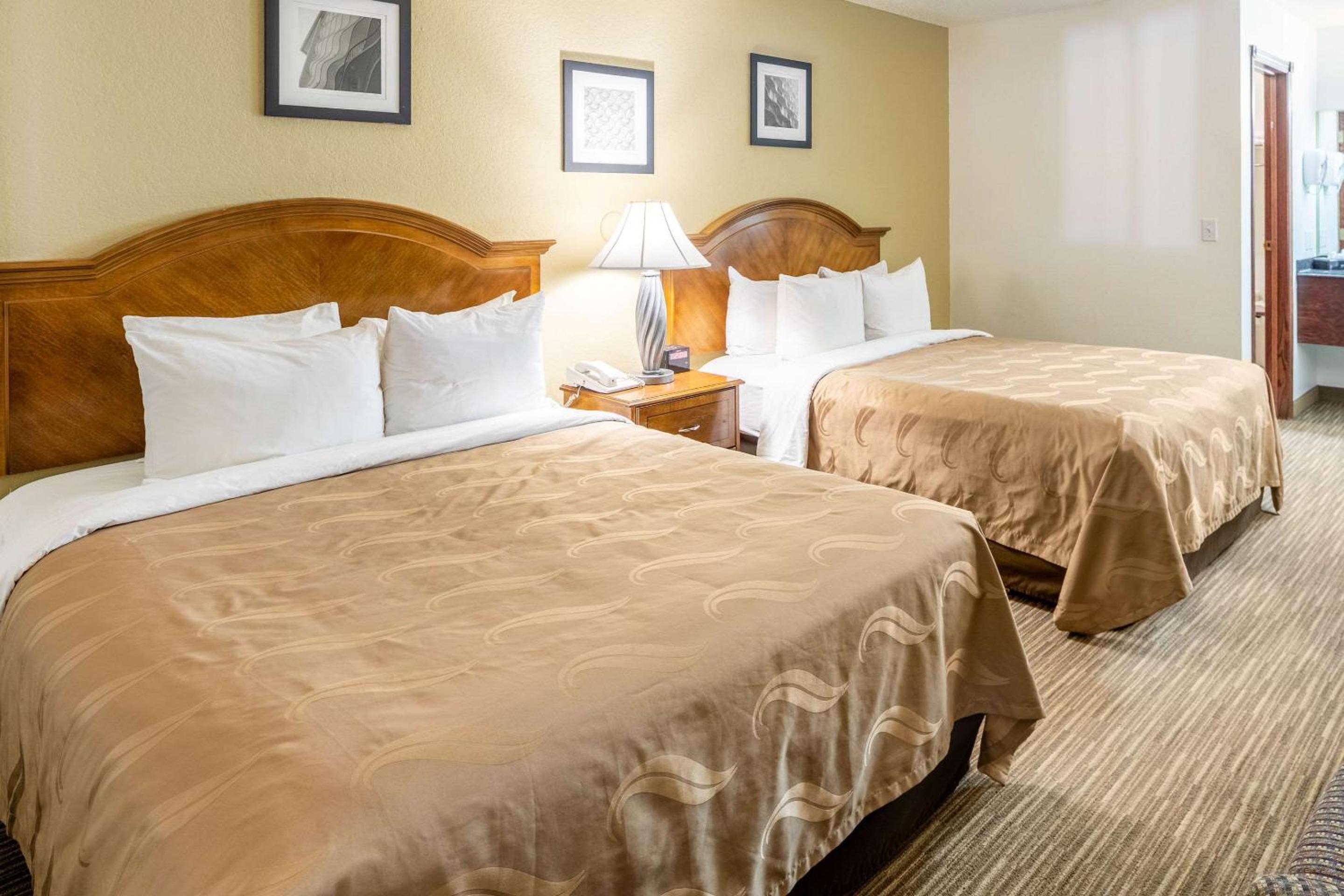 Standard Queen Room with Two Queen Beds - Non-Smoking - Photo 5