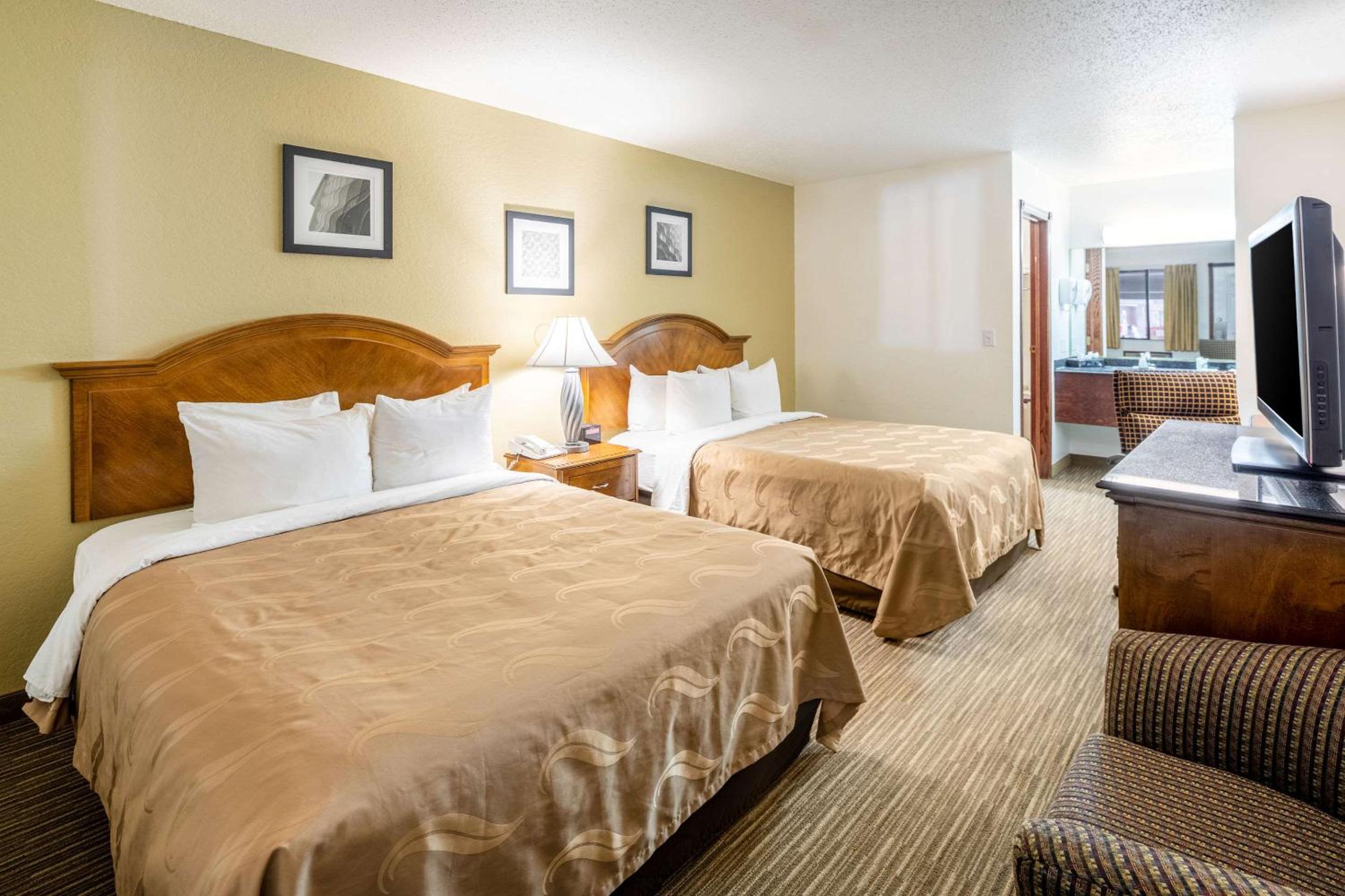 Standard Queen Room with Two Queen Beds - Non-Smoking - Photo 6