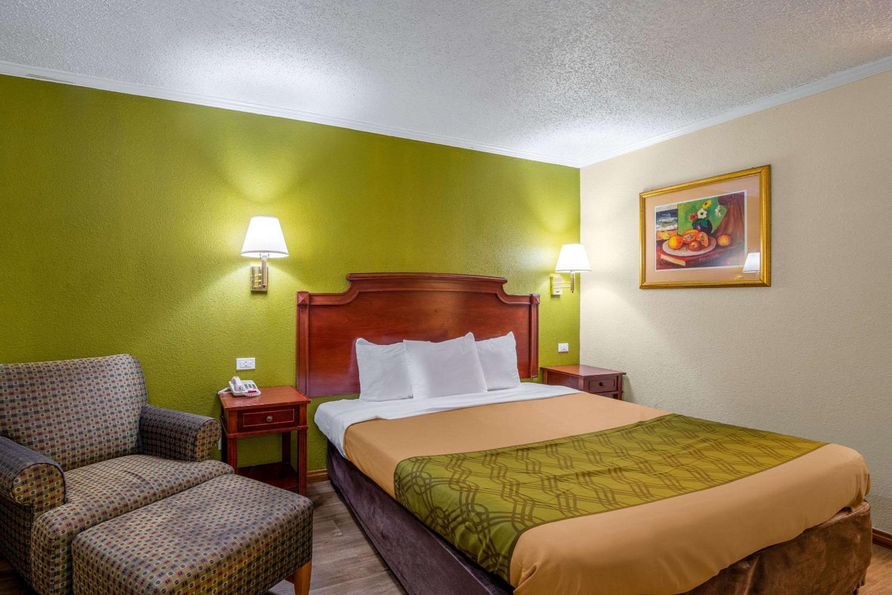 King Room - Non-Smoking - Photo 5