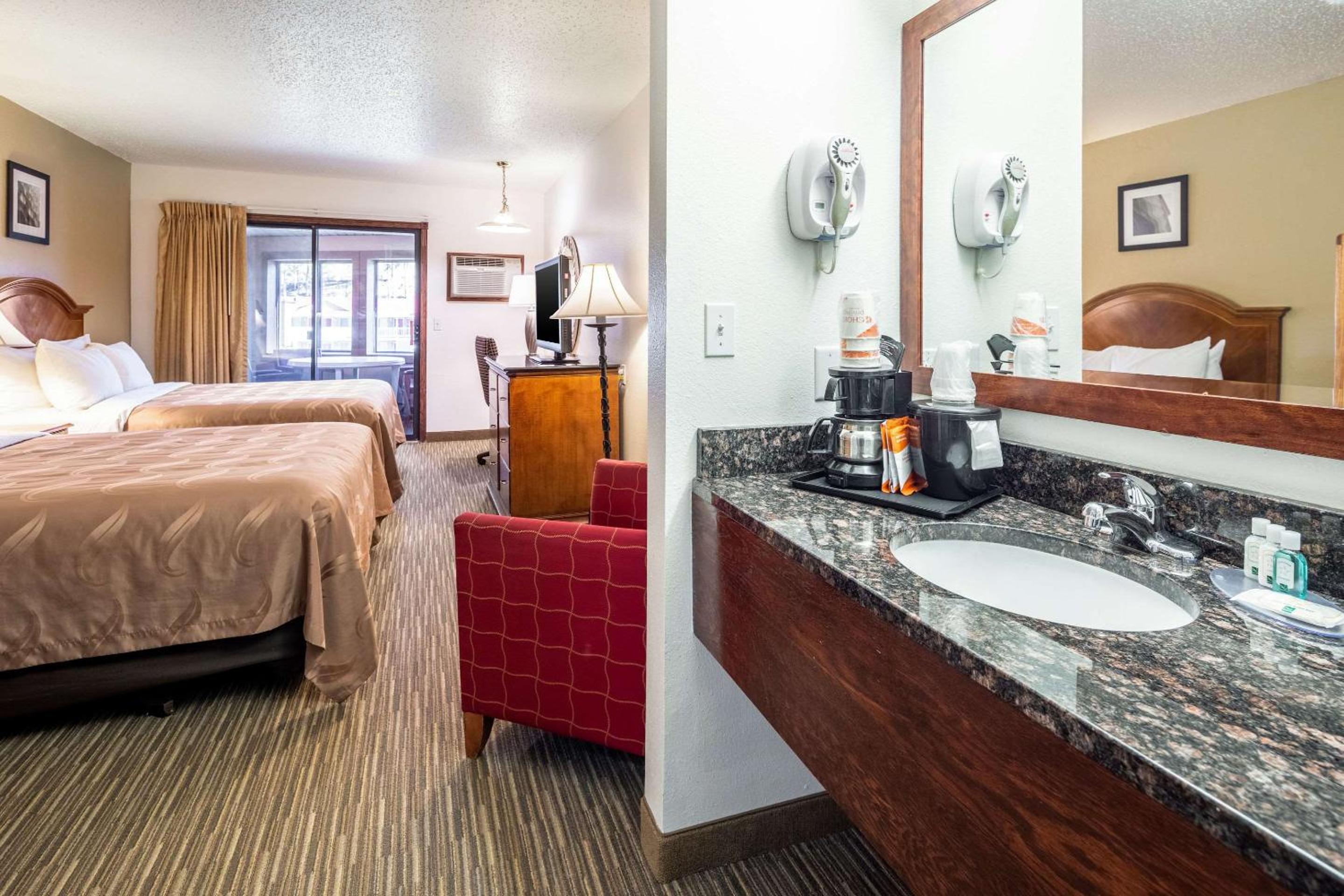 Queen Suite with Two Queen Beds - Non Smoking - Photo 2