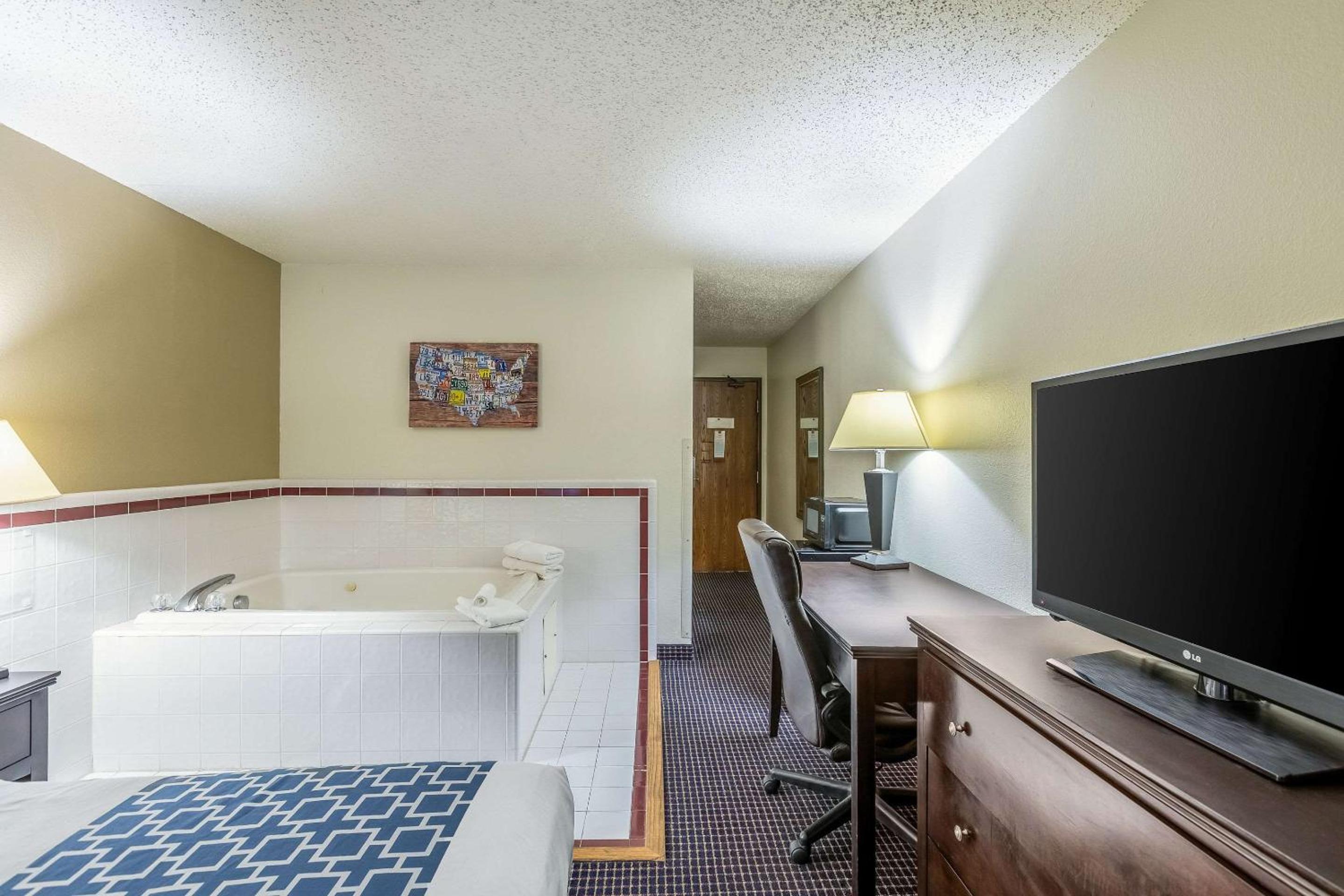 Queen Room with Whirlpool - Non-Smoking - Photo 3