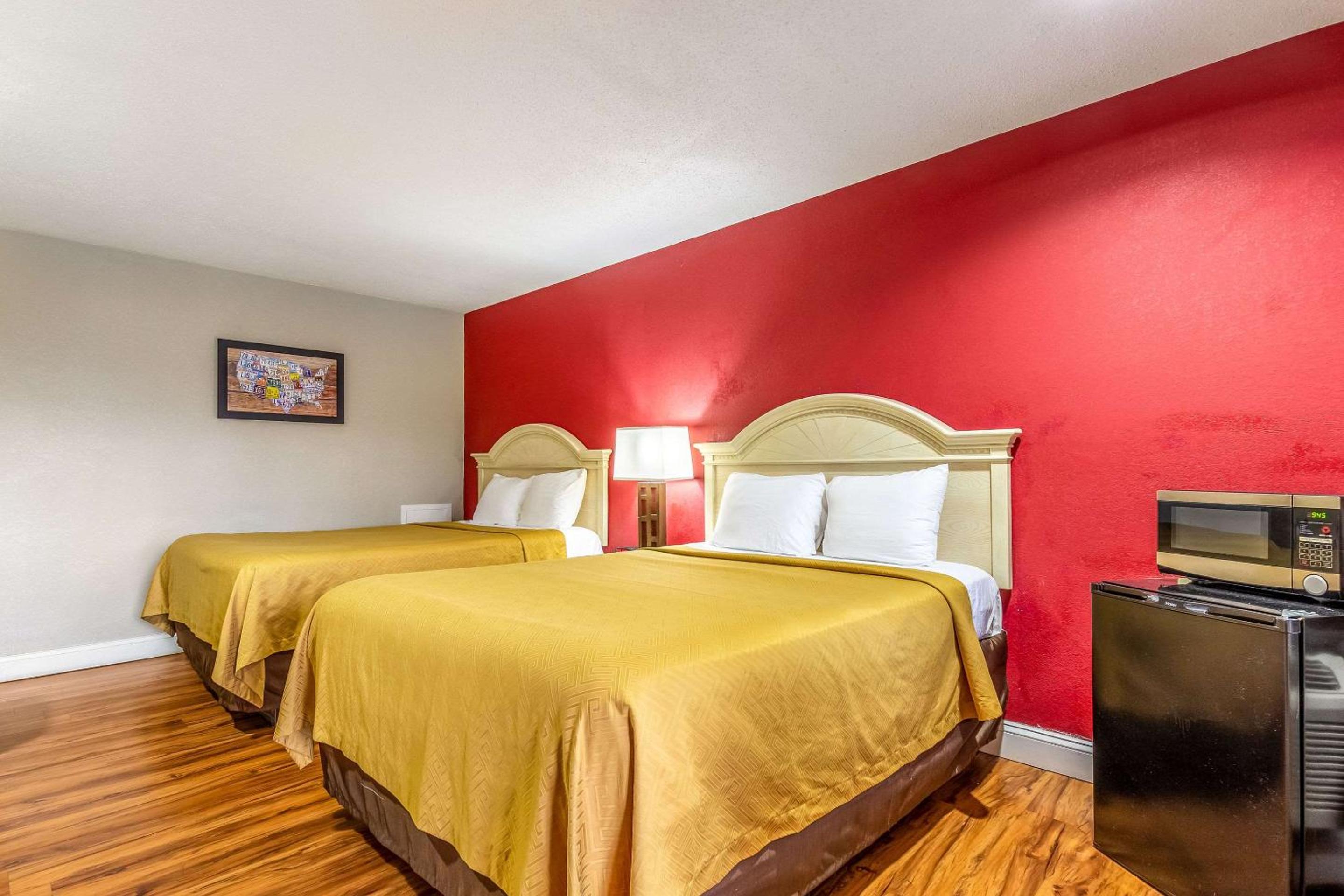 Queen Room with Two Queen Beds - Non-Smoking - Photo 3