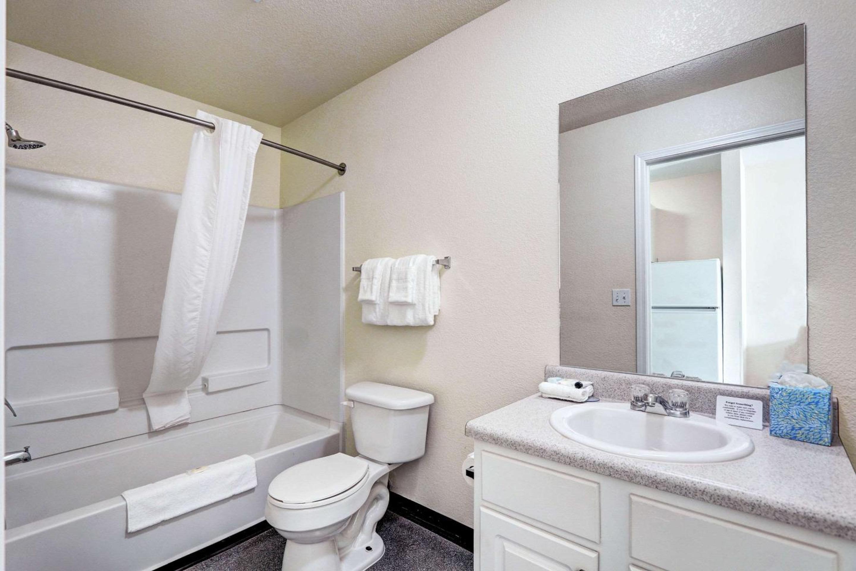 Queen Room - Non-Smoking - Photo 1
