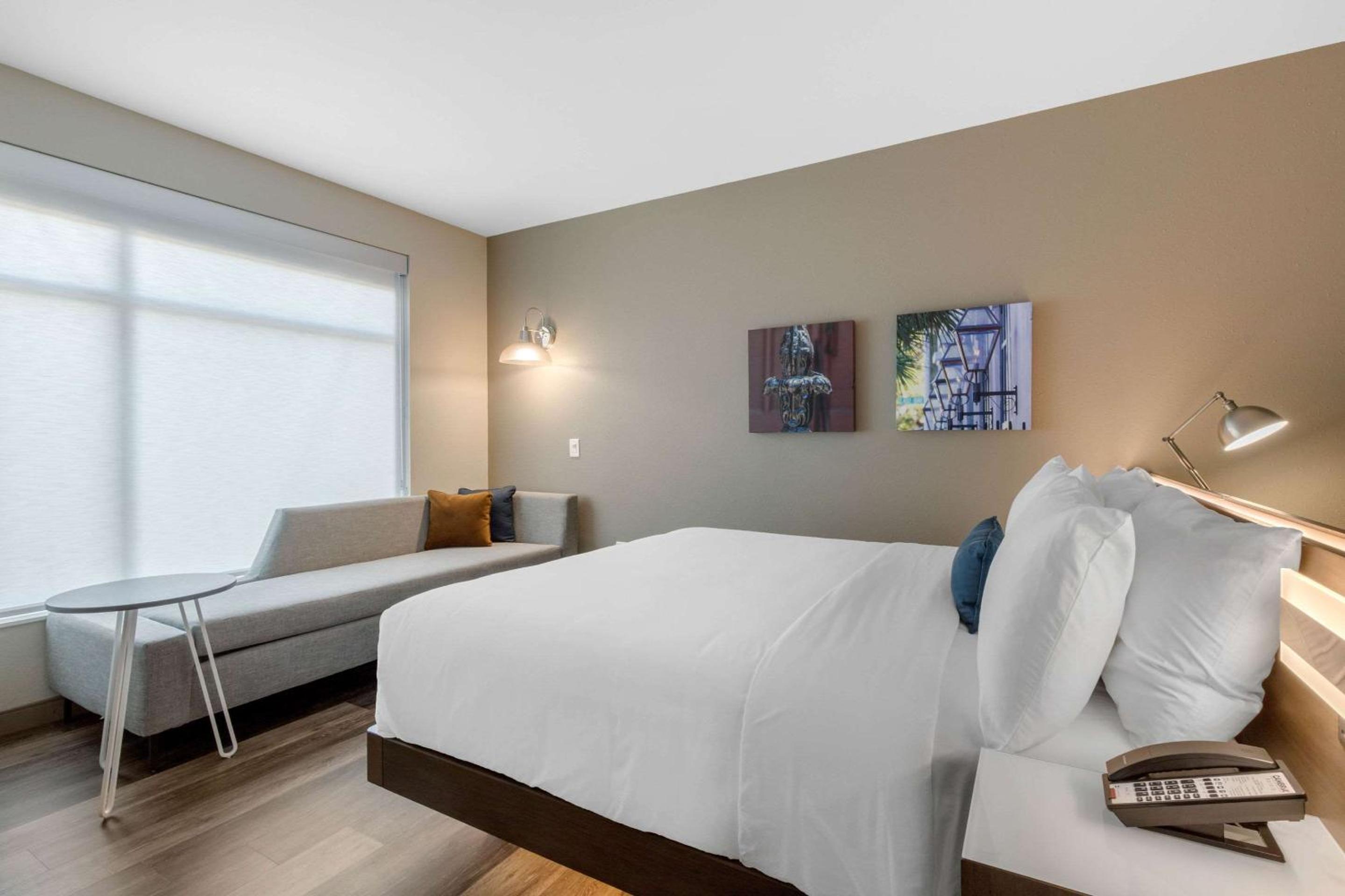 King Room - Non-Smoking - Photo 2