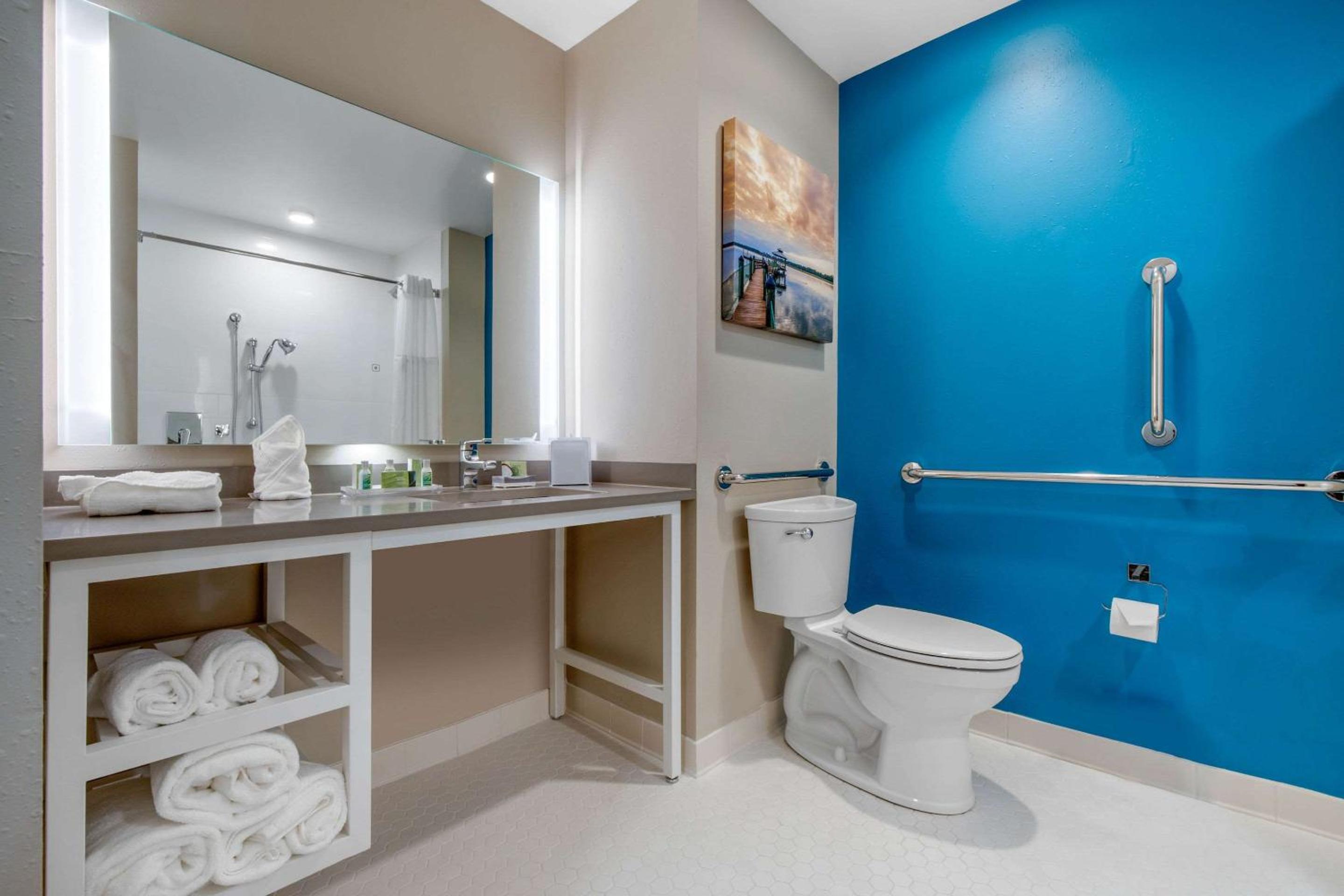 King Room With Roll-In Shower- Accessible/Non-Smoking - Photo 2