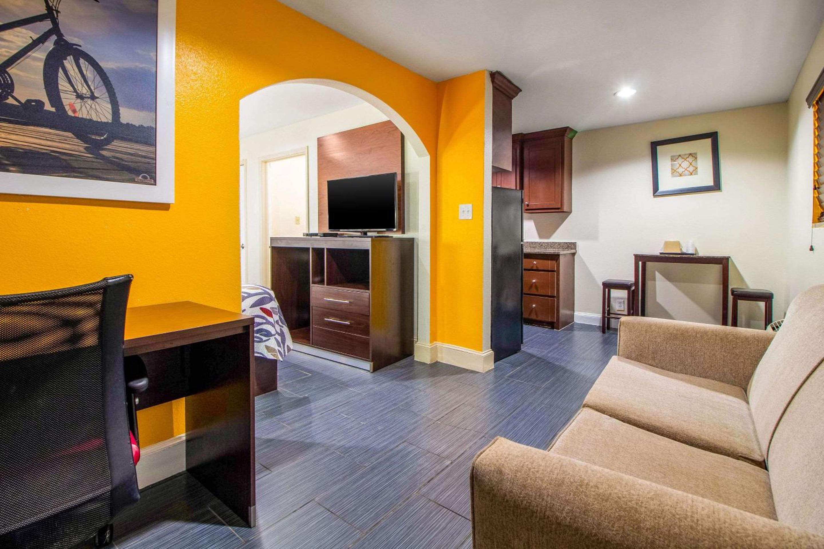 Efficiency Suite With Two Double Beds - Non-Smoking