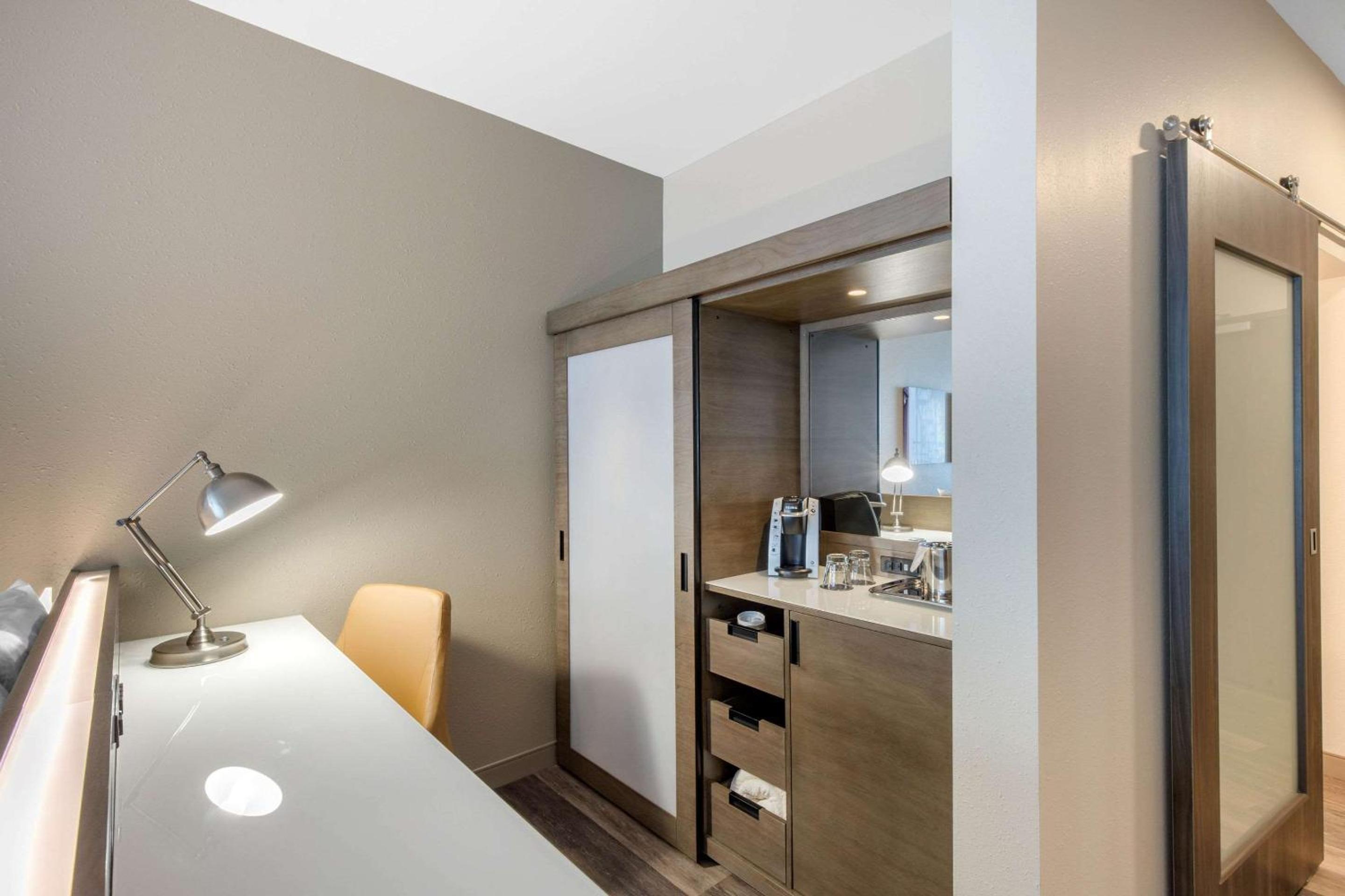 King Room - Non-Smoking - Photo 1