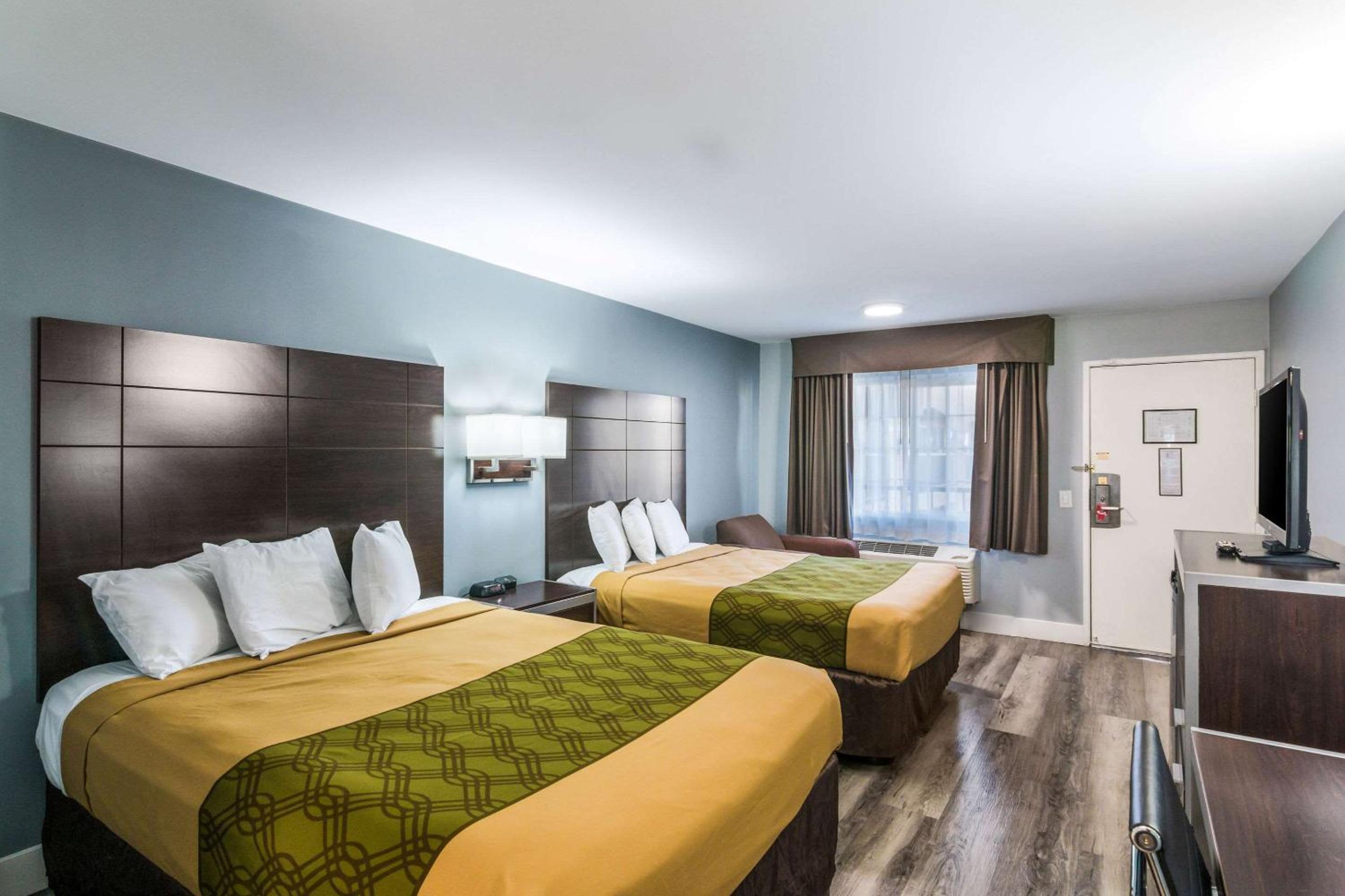 Standard Room With Two Queen Beds - Non-Smoking - Photo 1