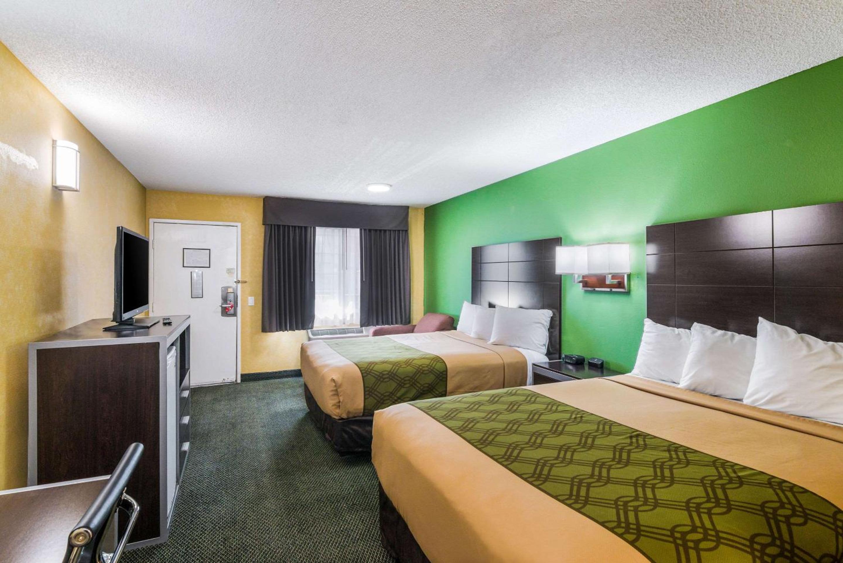 Standard Room With Two Queen Beds - Non-Smoking - Photo 4