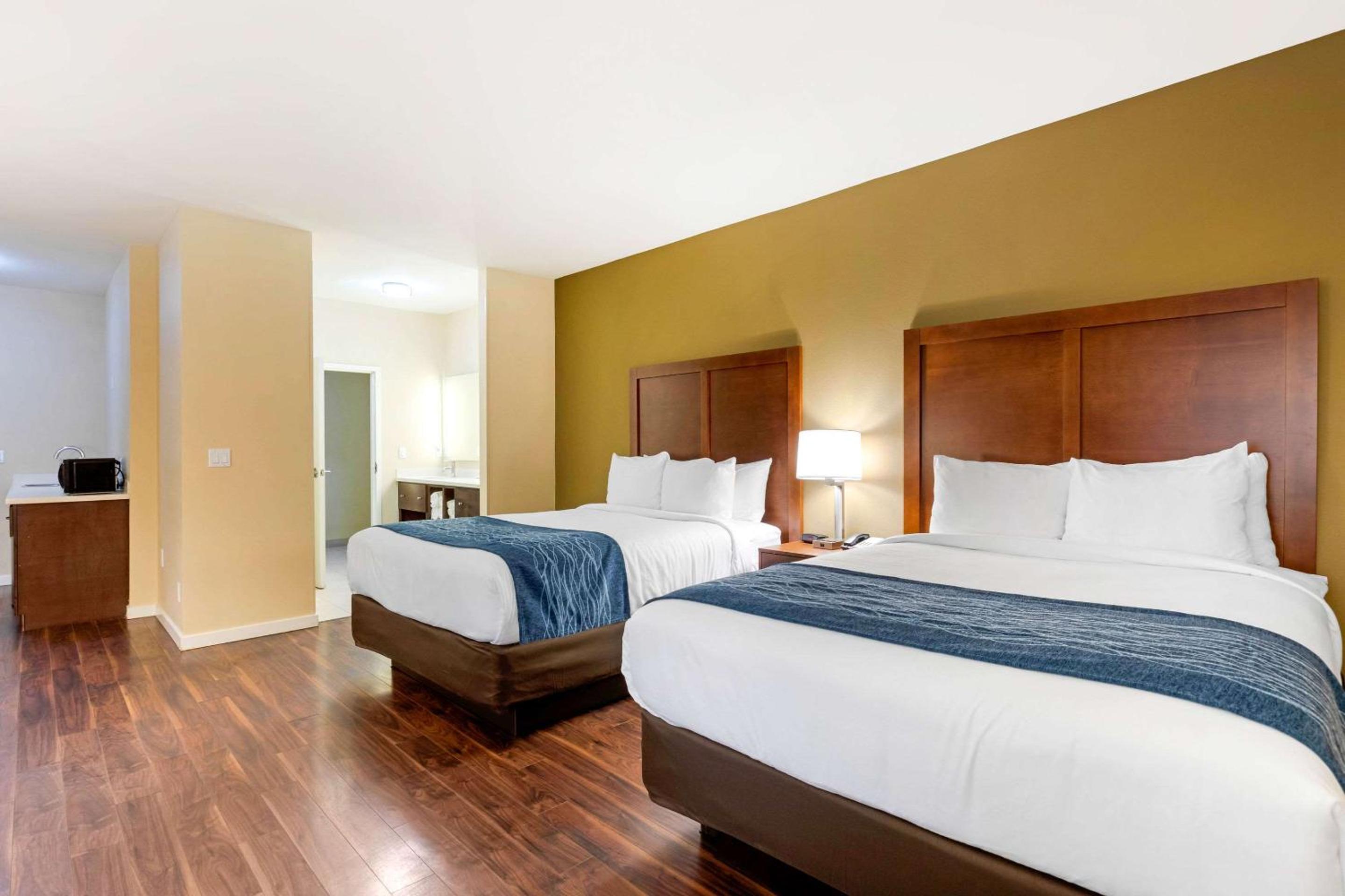 Standard Room, 2 Queen Beds, Non Smoking - Photo 1