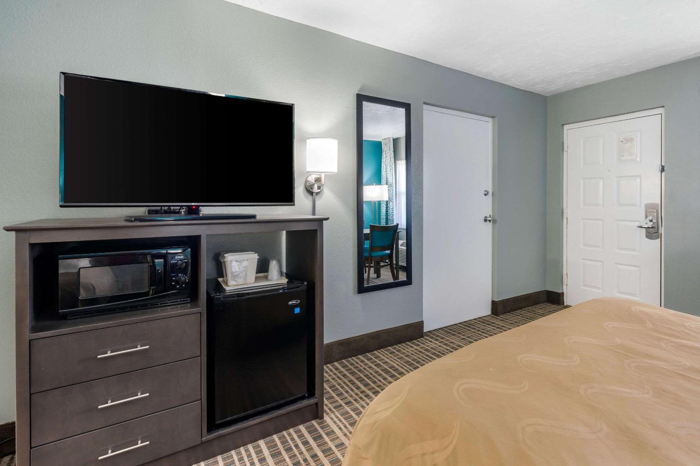 Queen Room with Two Queen Beds - Non-Smoking - Photo 3