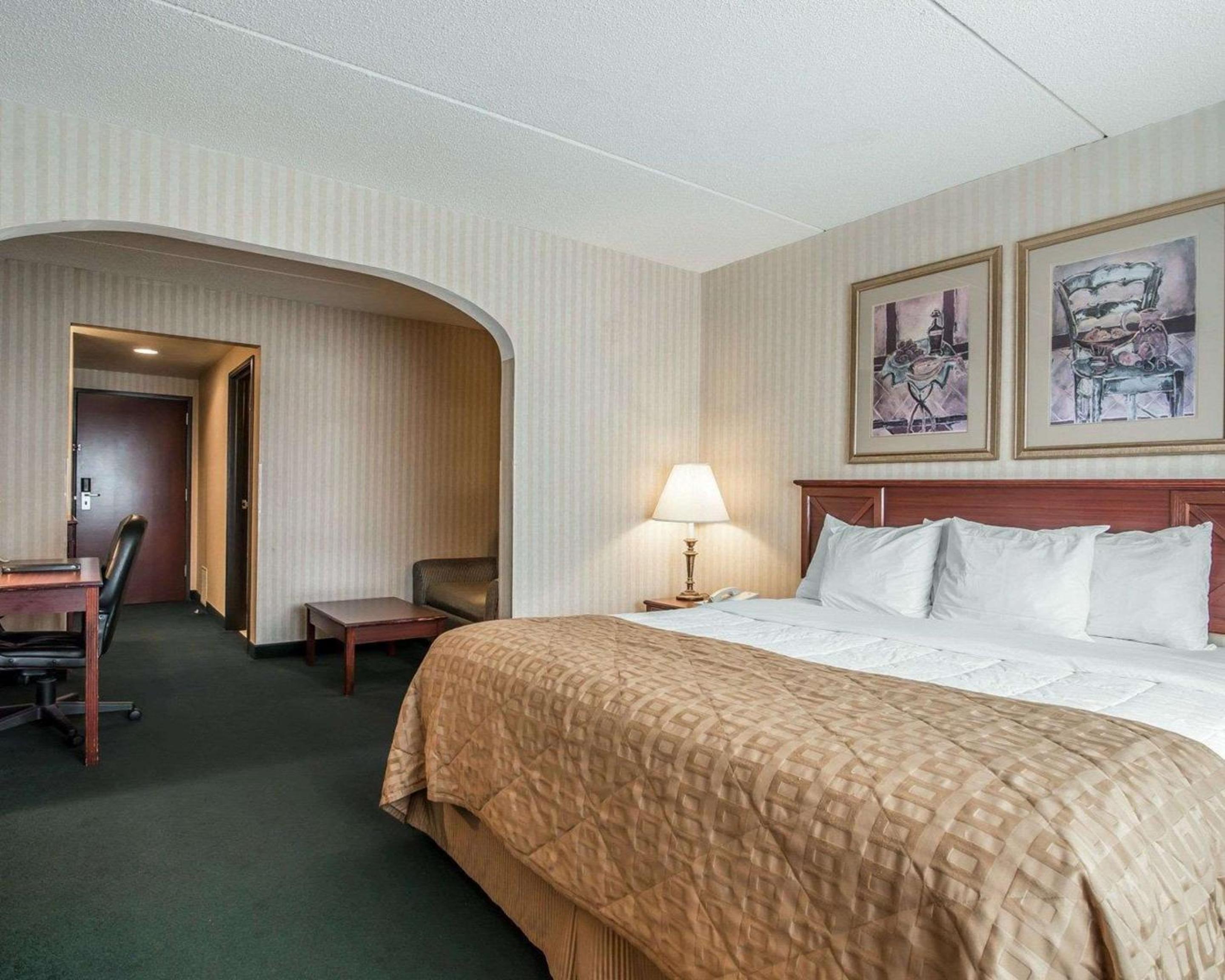 King Suite - Non-Smoking photo 2