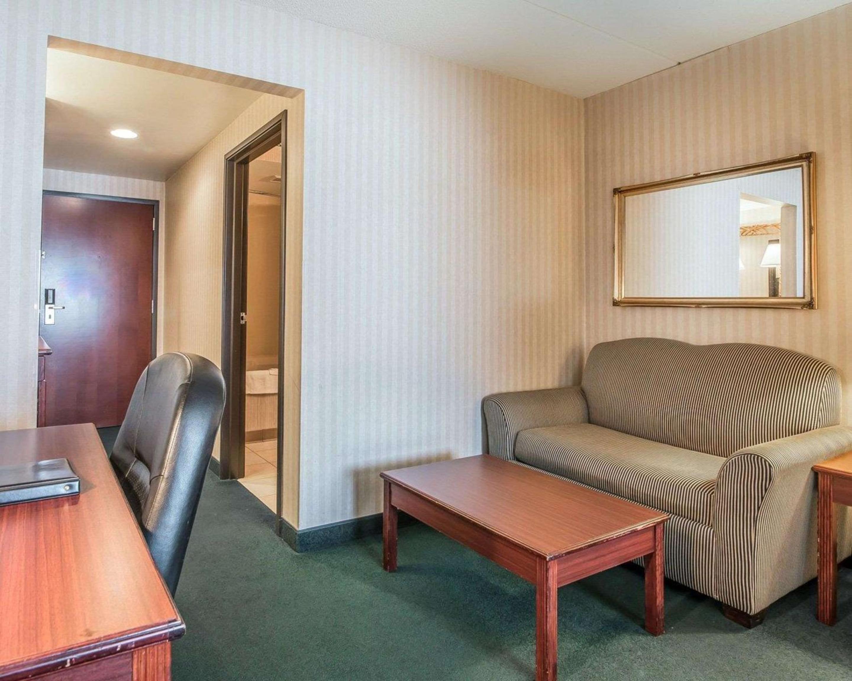 King Suite - Non-Smoking photo 3