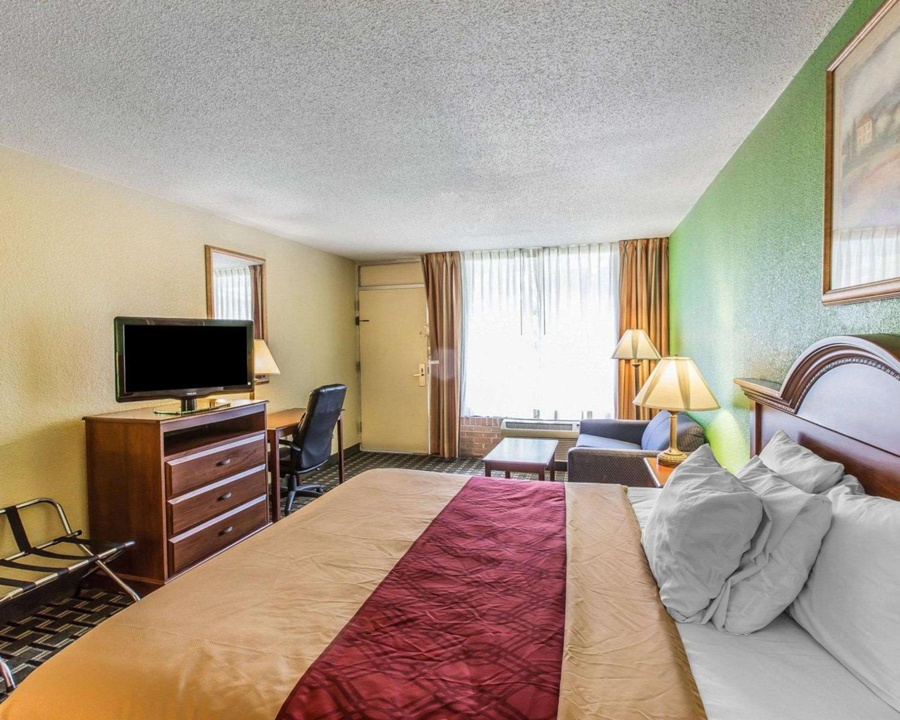 King Room - Accessible/Smoking photo 2
