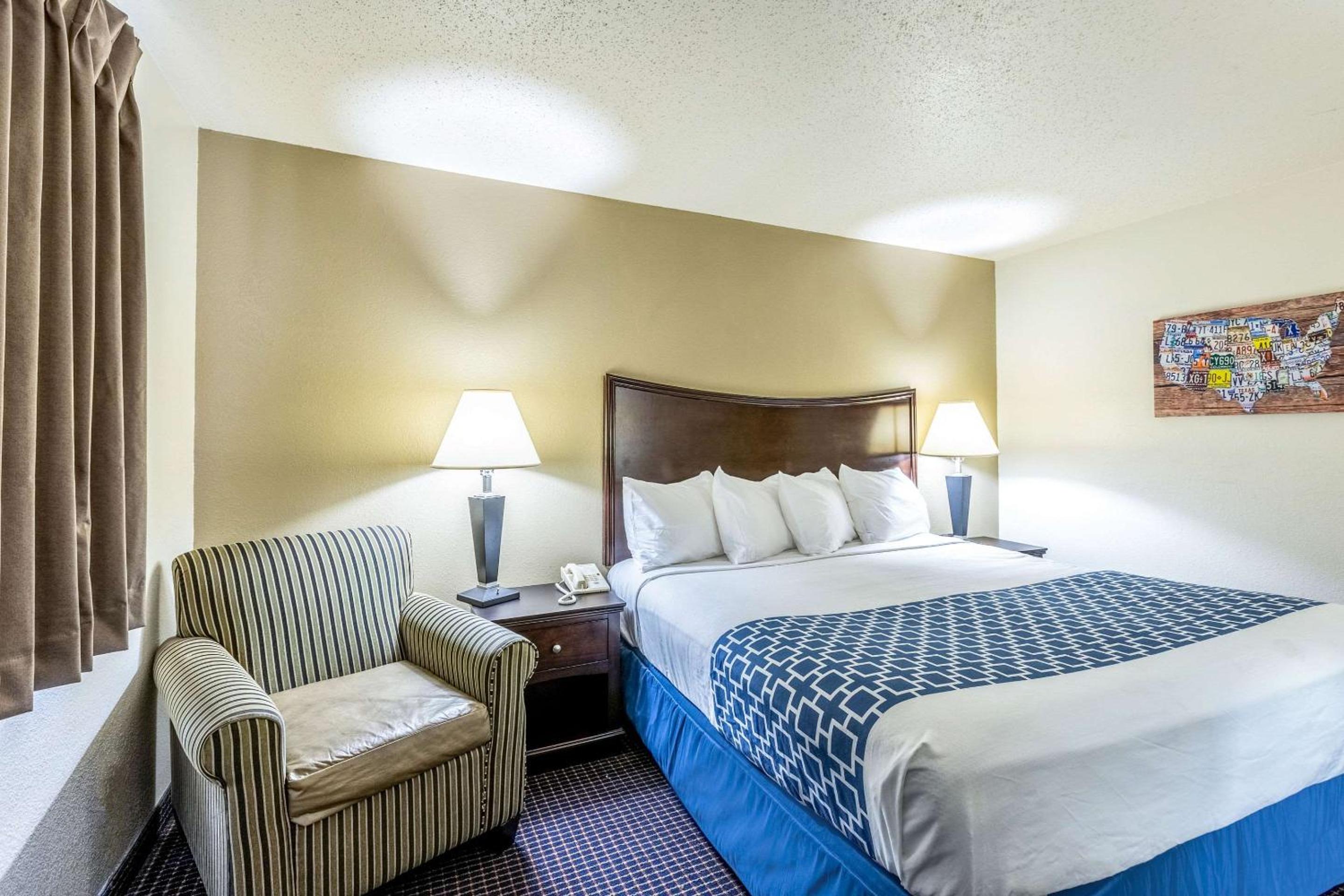 King Room - Non-Smoking - Photo 3