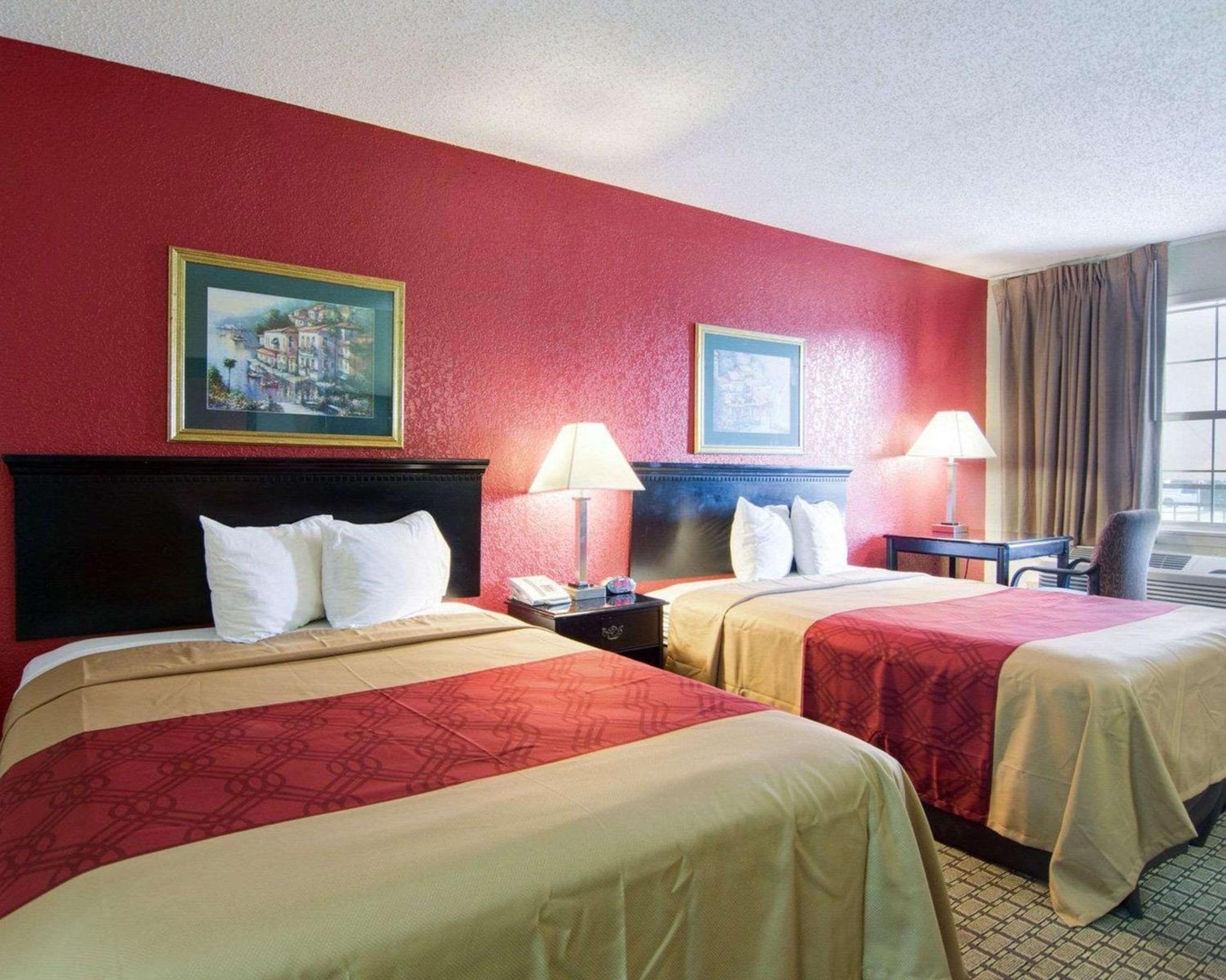 Queen Room with Two Queen Beds - Non-Smoking - Photo 2