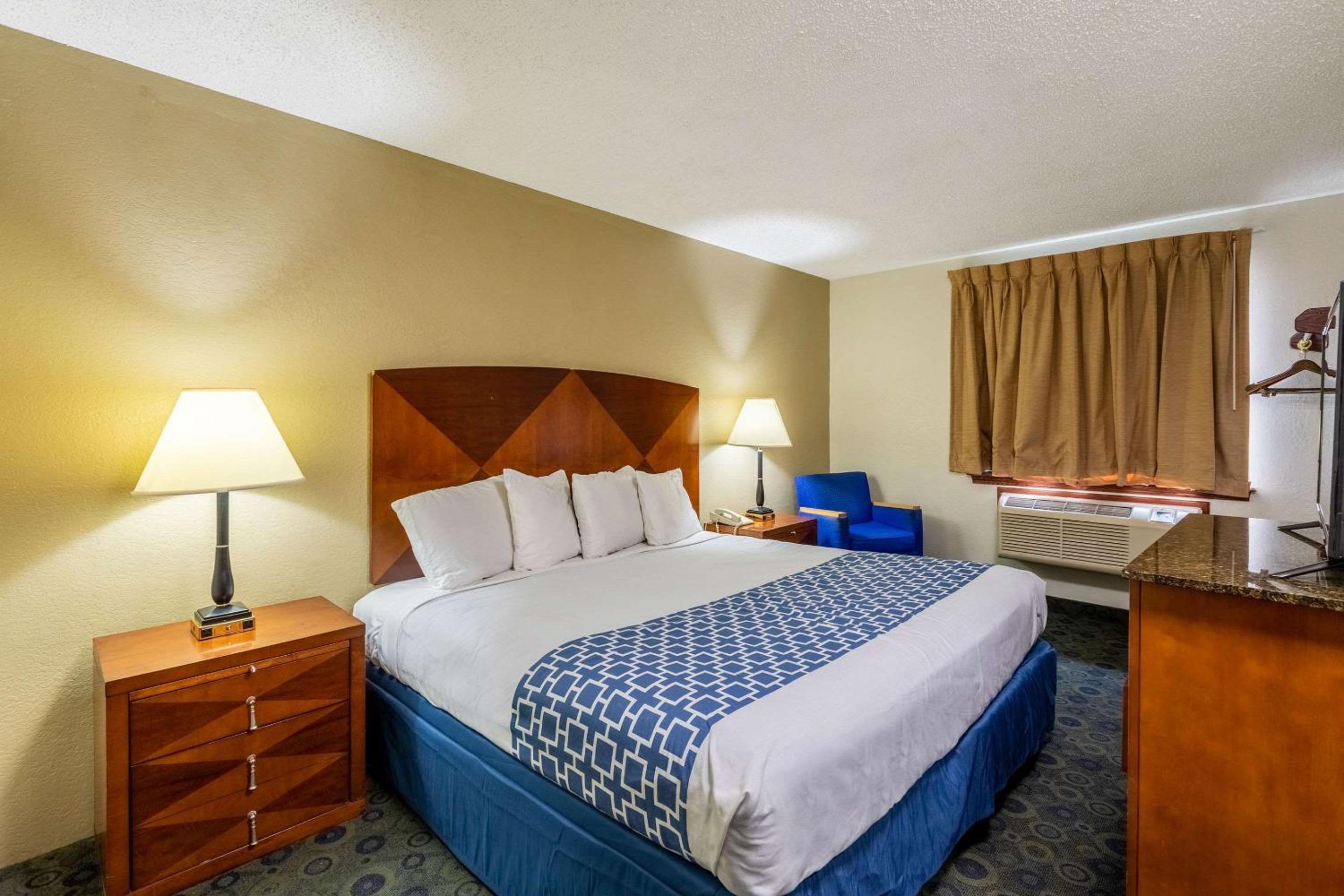 King Room with Sofa Bed and Whirlpool - Non-Smoking - Photo 4