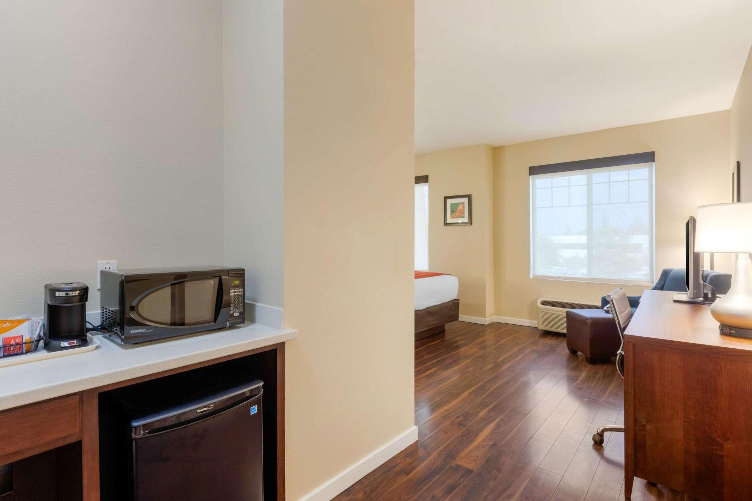 Accessible Room, 1 King Bed, Hearing Accessible, Non Smoking - Photo 3