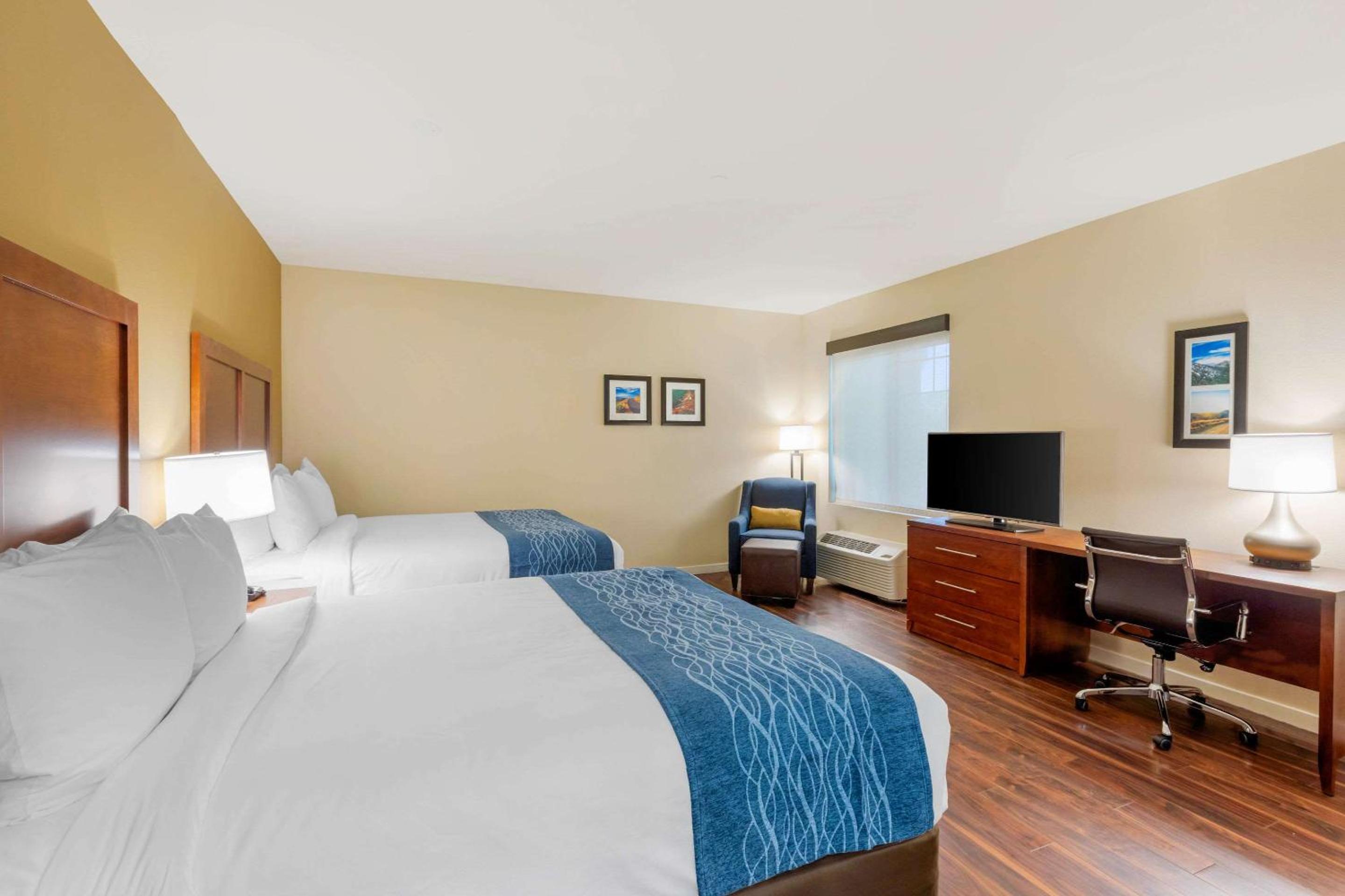 Standard Room, 2 Queen Beds, Non Smoking - Photo 3