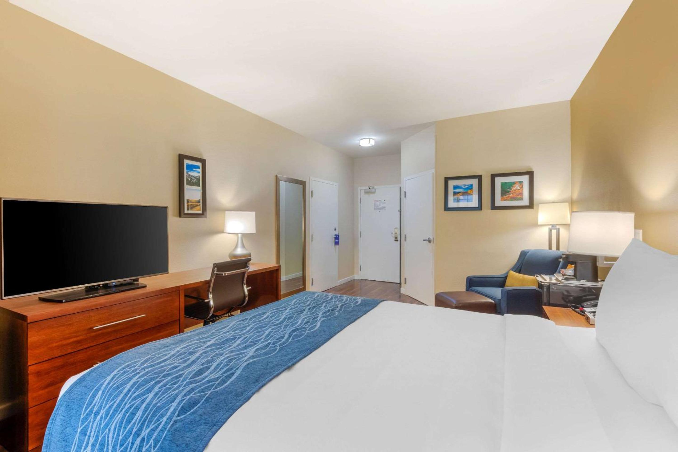 Standard Room, 1 Queen Bed, Non Smoking - Photo 2
