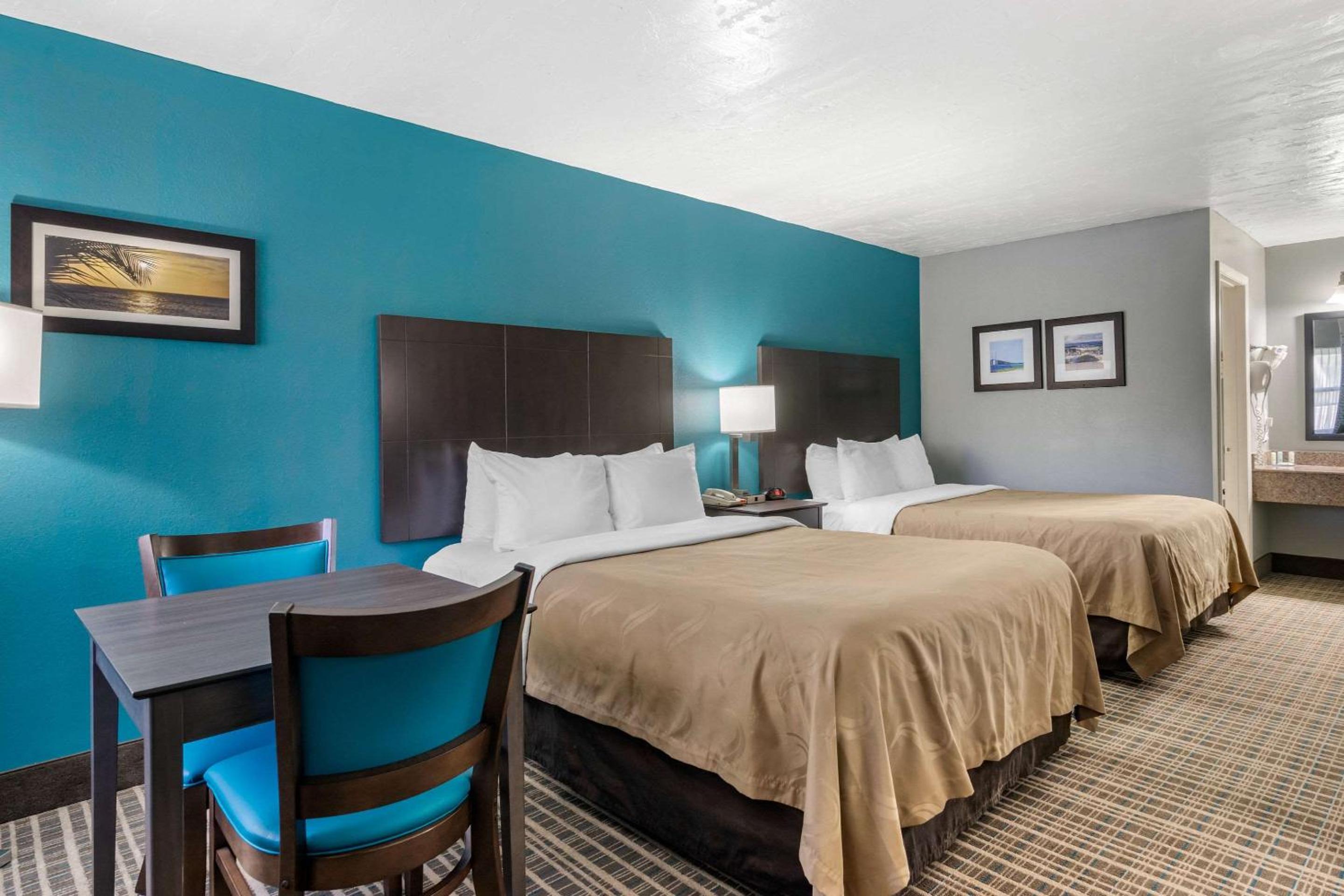 Queen Room with Two Queen Beds - Non-Smoking - Photo 4