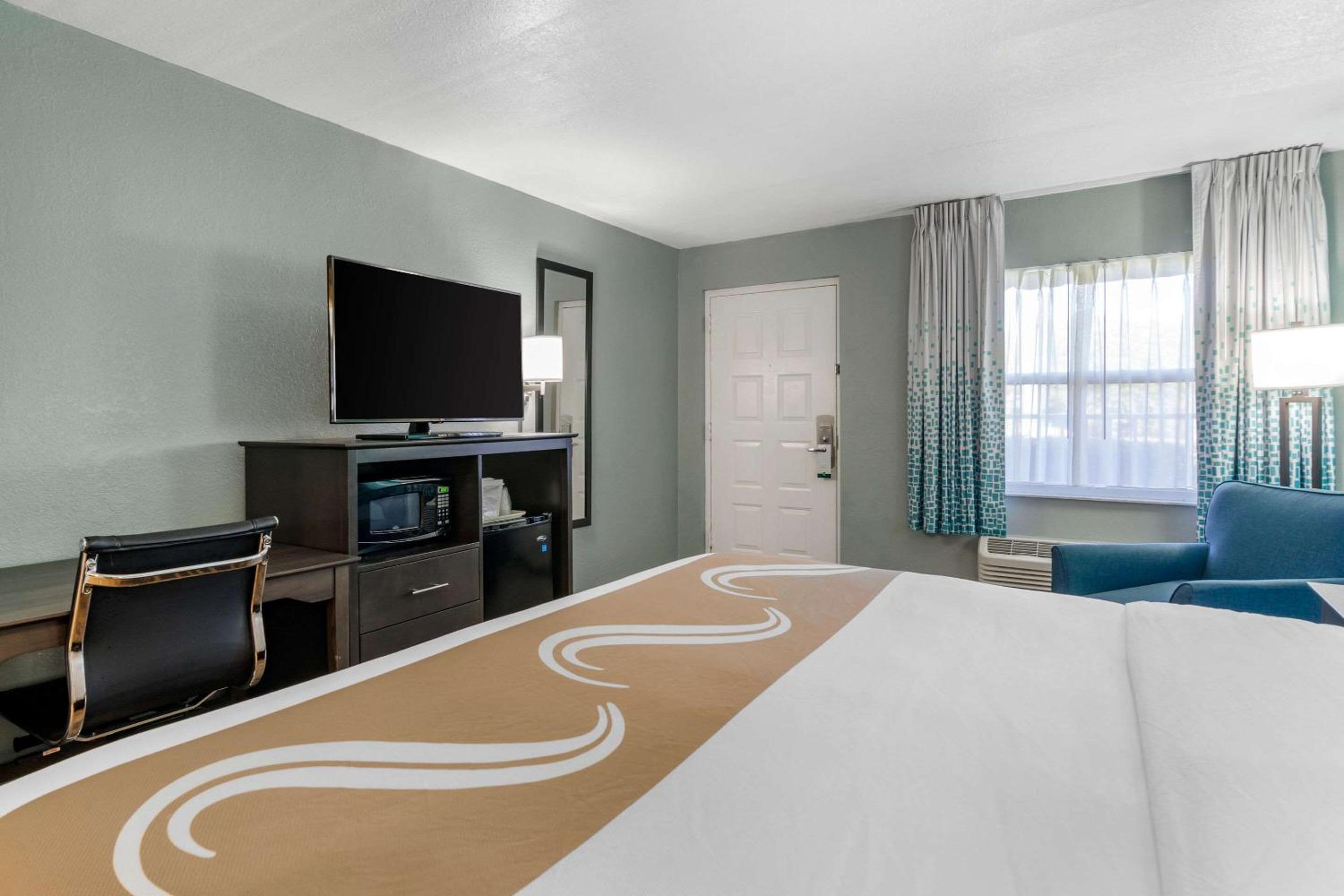 King Room - Non-Smoking - Photo 5