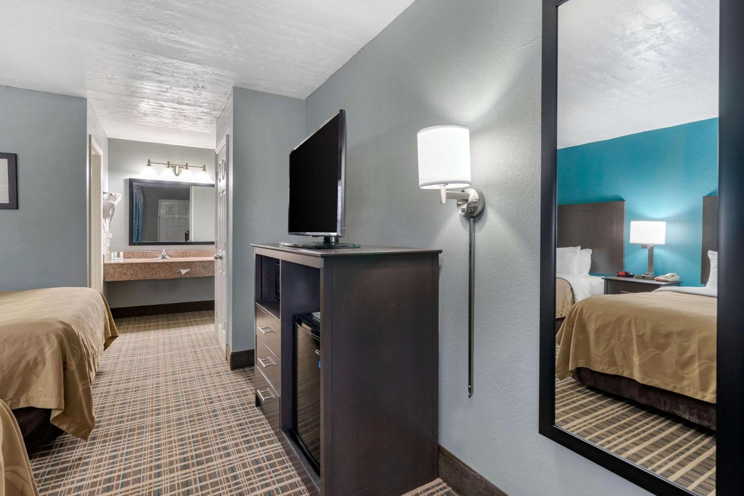 Queen Room with Two Queen Beds - Non-Smoking - Photo 5