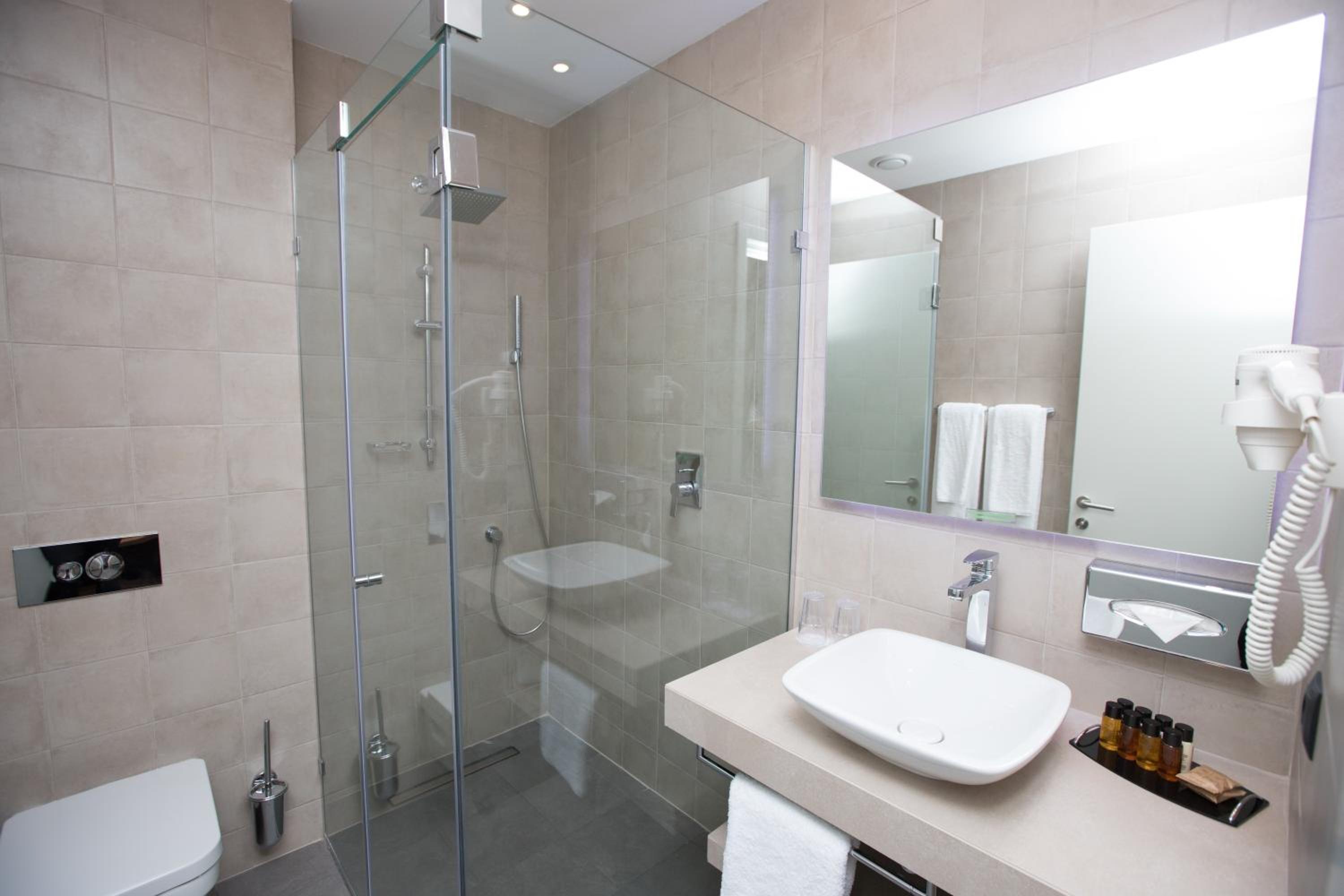 Standard Twin Room - Photo 9