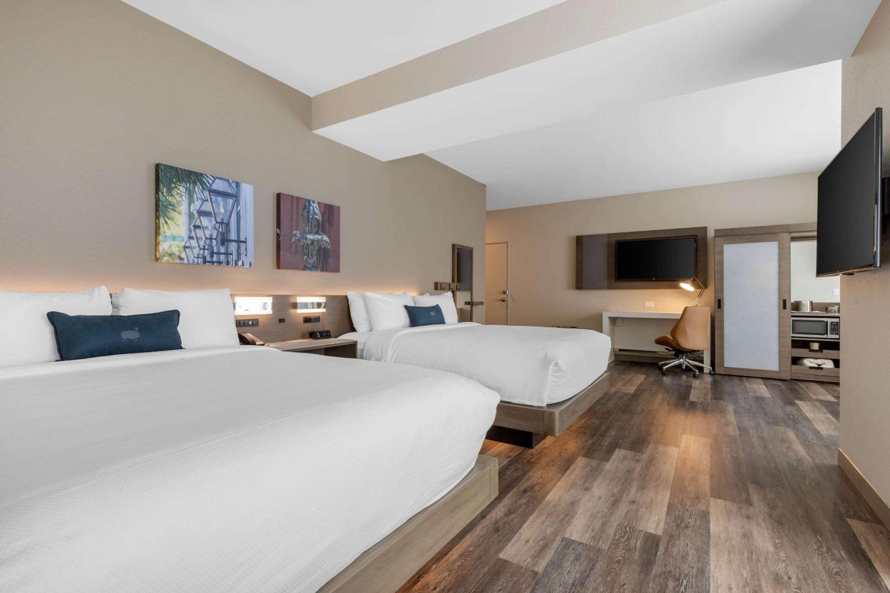 Queen Room With Two Queen Beds - Accessible/Non-Smoking  - Photo 5