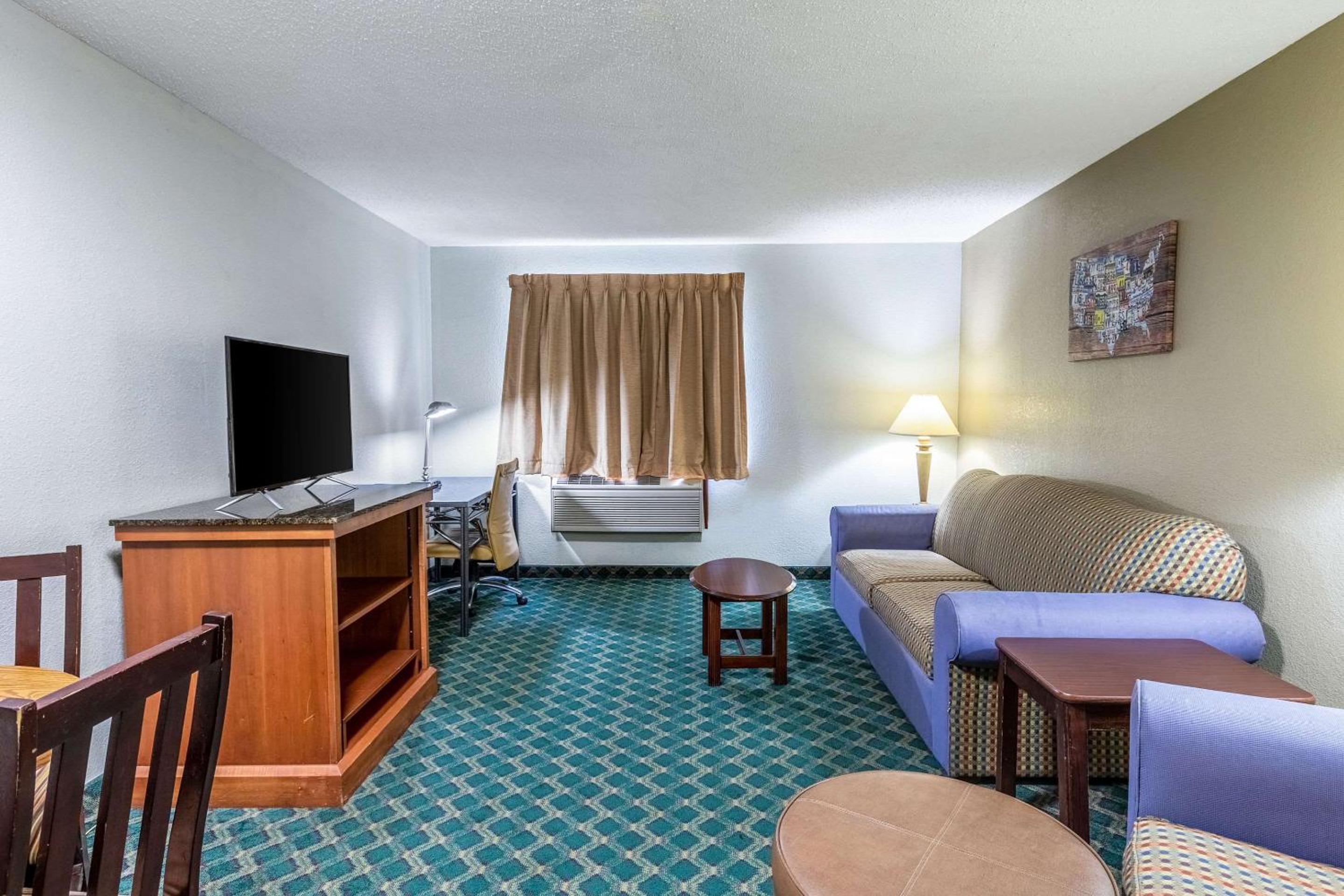 King Room with Sofa Bed - Non-Smoking photo 2