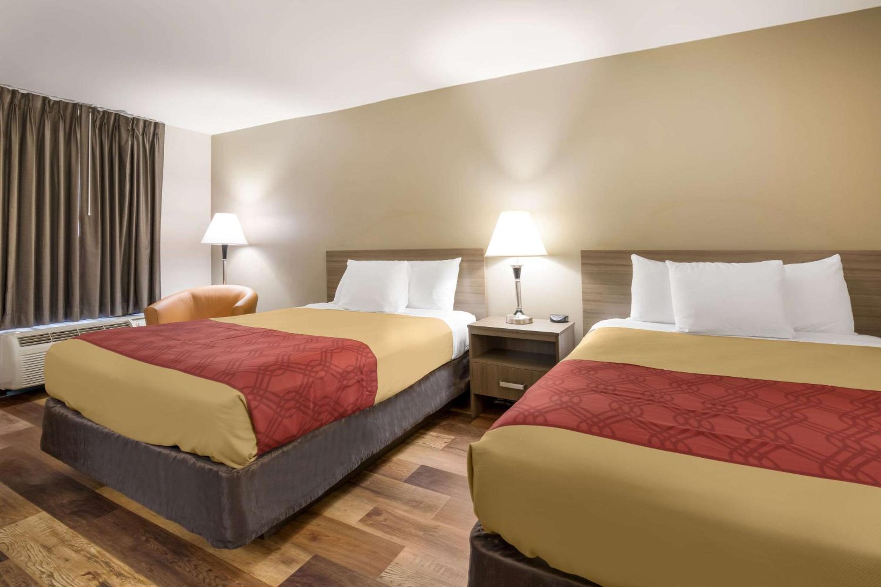 Queen Room with Two Queen Beds - Non-Smoking - Photo 3