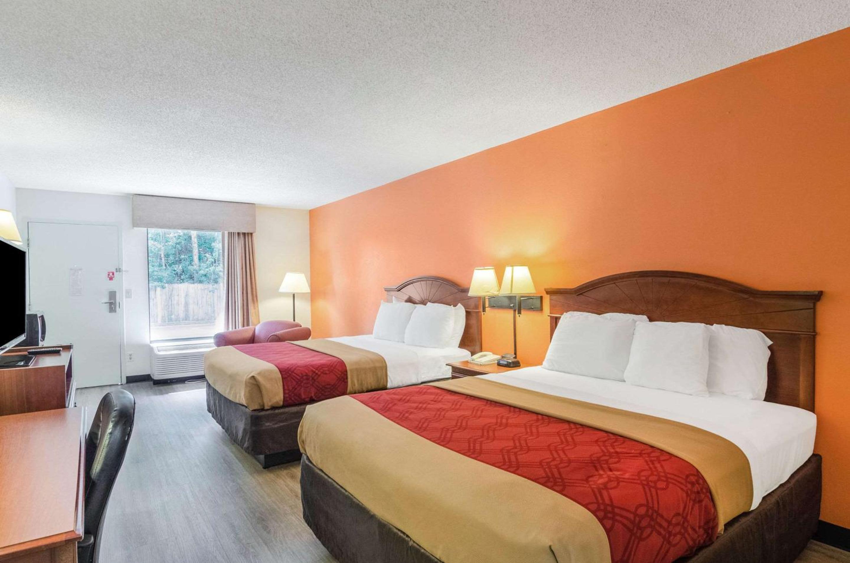 Queen Room with Two Queen Beds - Non-Smoking - Photo 2