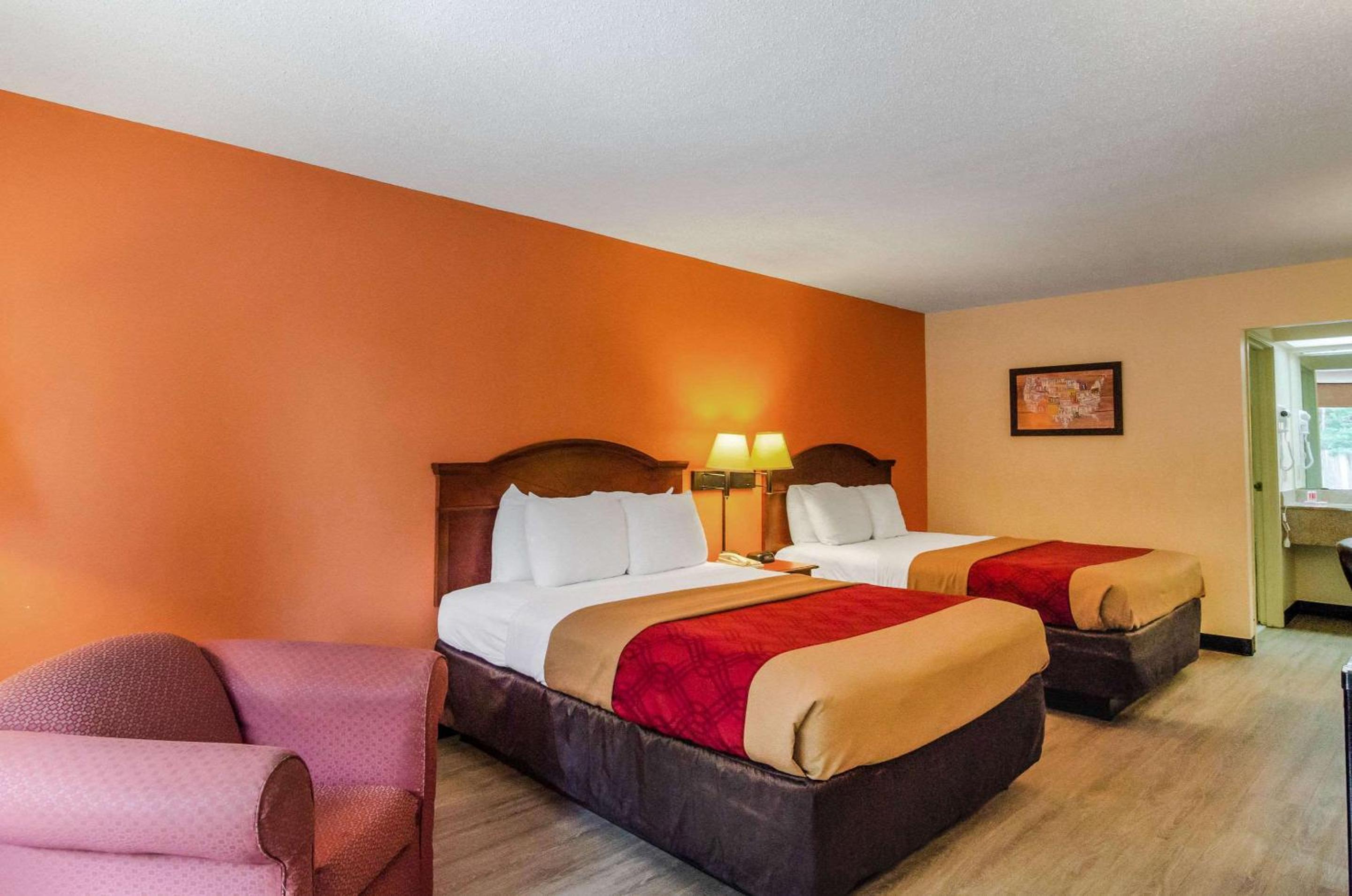 Queen Room with Two Queen Beds - Non-Smoking - Photo 8