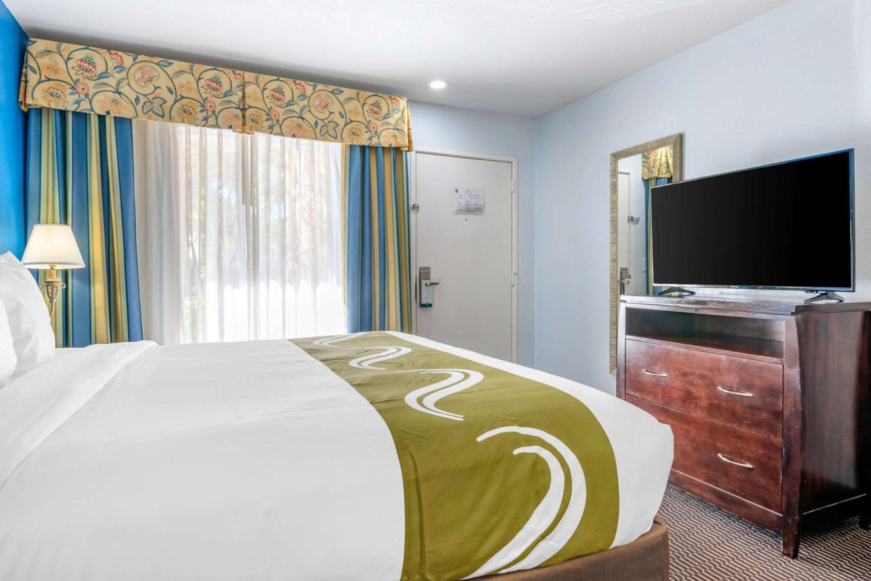 King Room - Non-Smoking - Photo 10