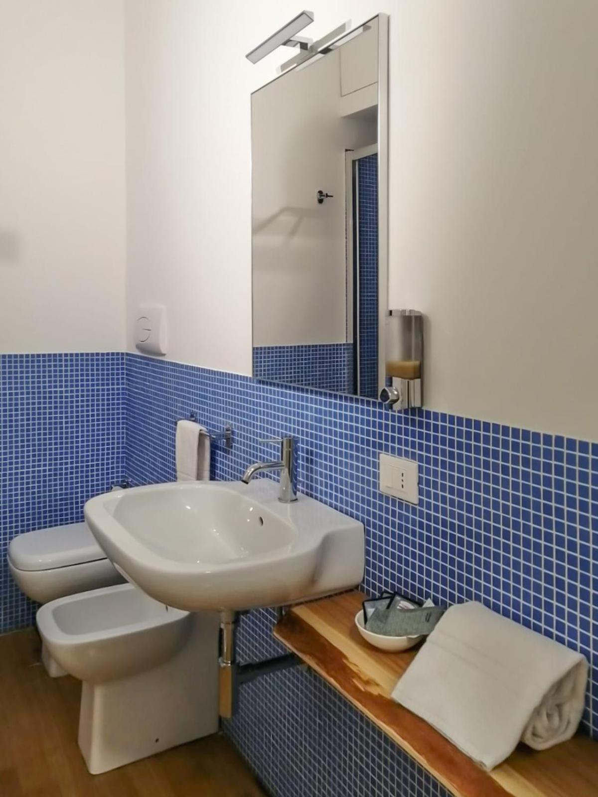 Double Room with Private Bathroom - Photo 17