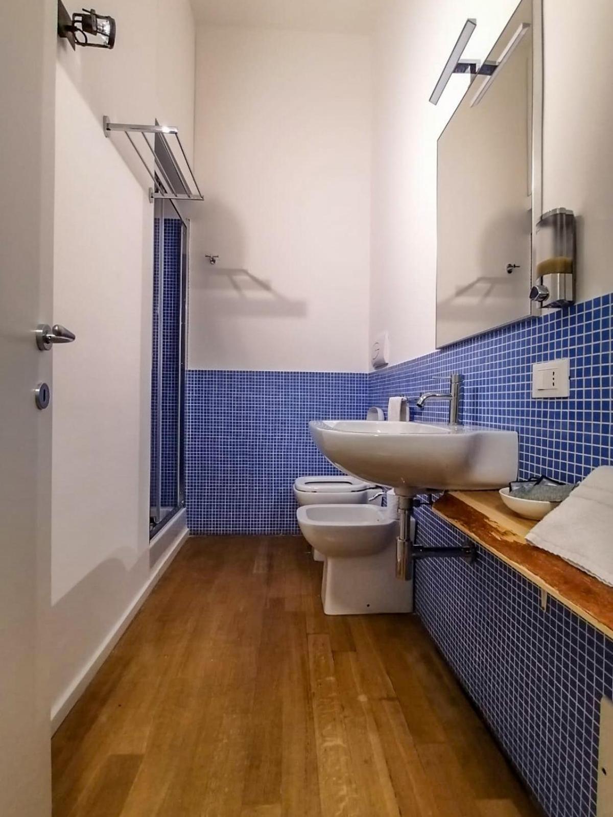 Double Room with Private Bathroom - Photo 6