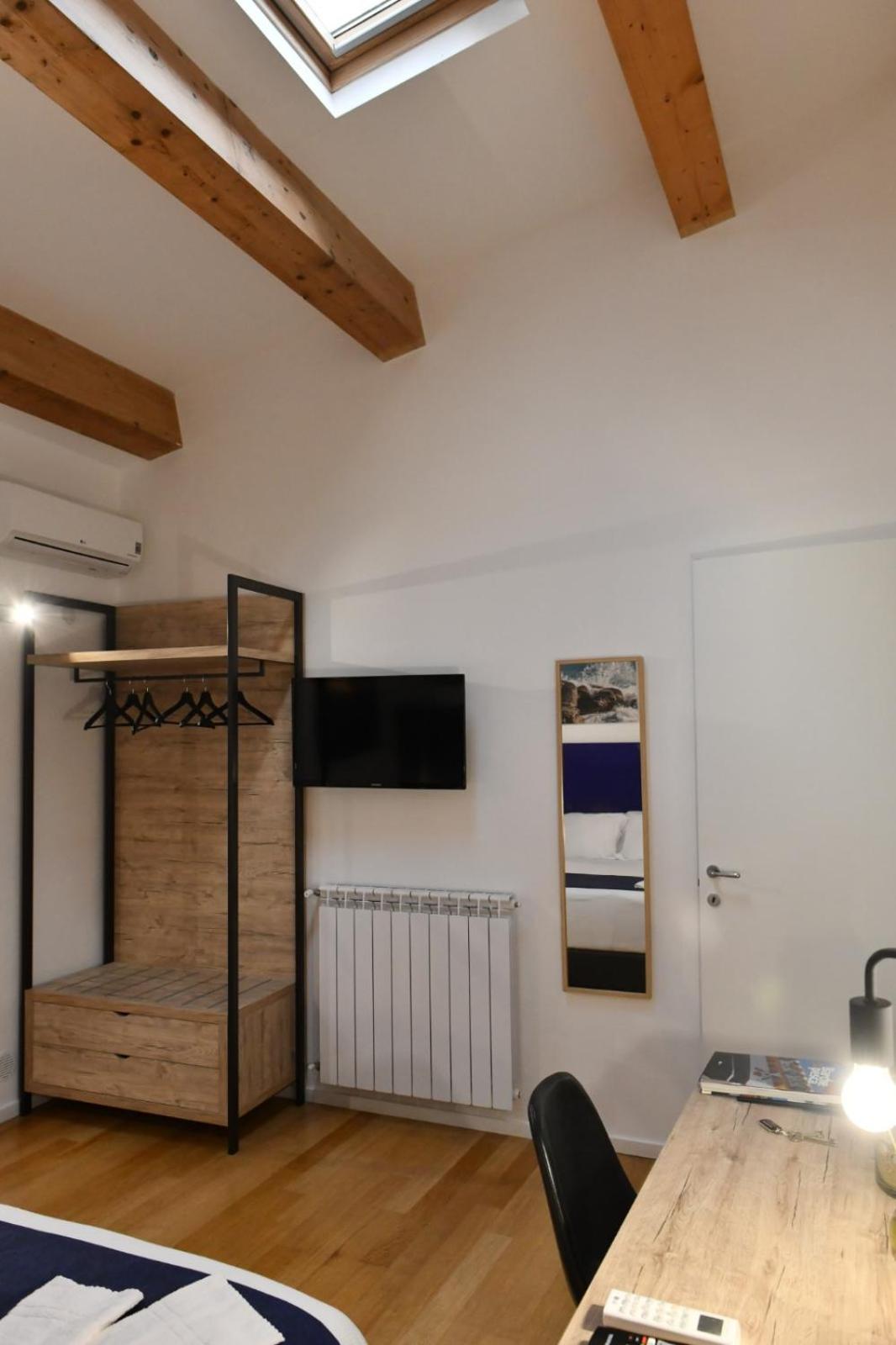 Double Room with Private Bathroom - Photo 3