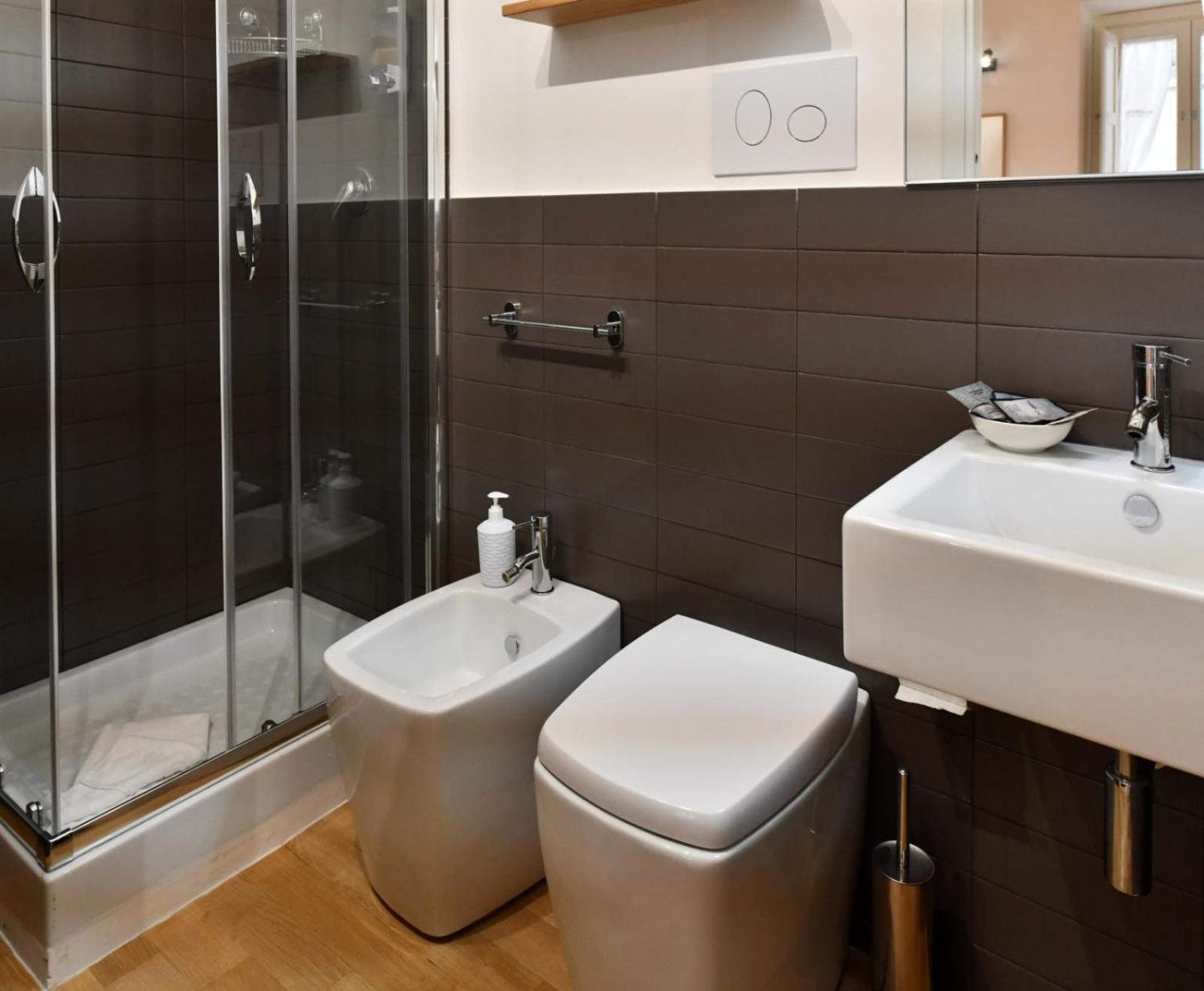 Double Room with Private Bathroom - Photo 16