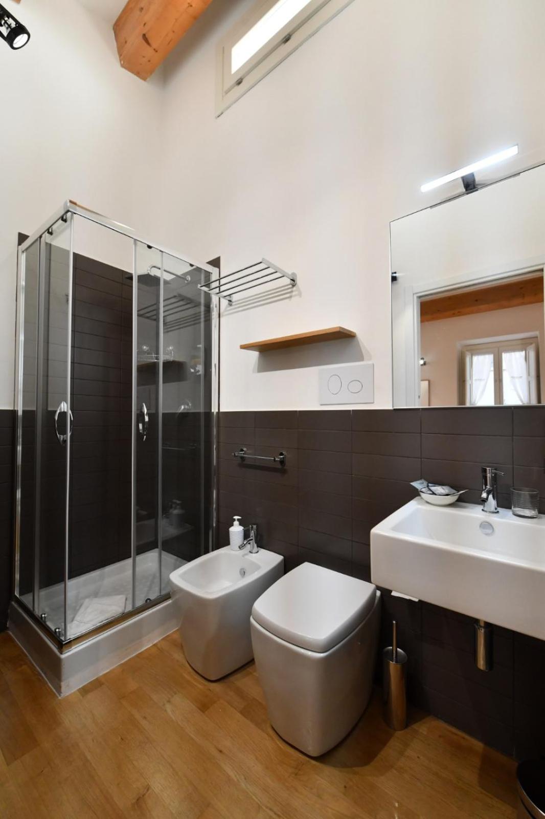 Double Room with Private Bathroom - Photo 8