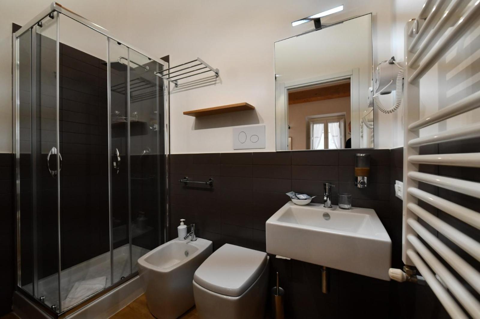 Double Room with Private Bathroom - Photo 11