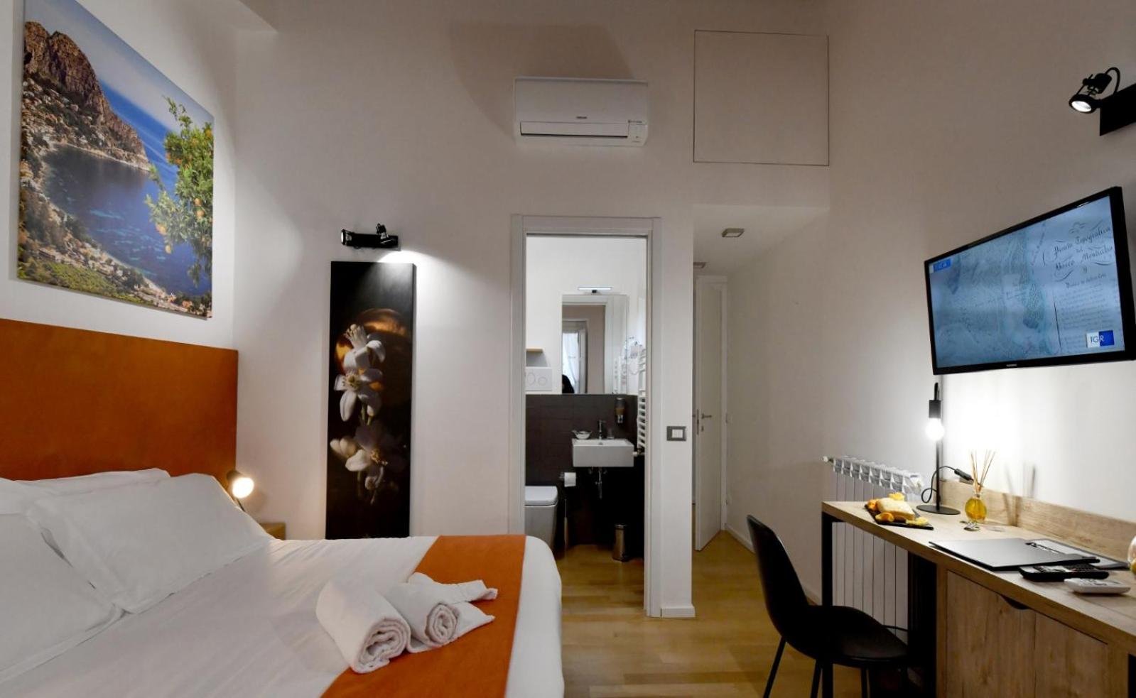 Double Room with Private Bathroom - Photo 12
