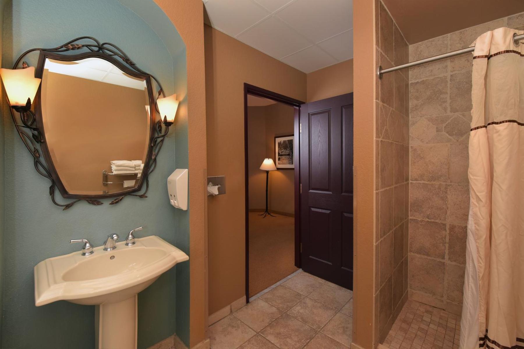 Two-Bedroom Deluxe Condo With River View - Non-Smoking photo 3