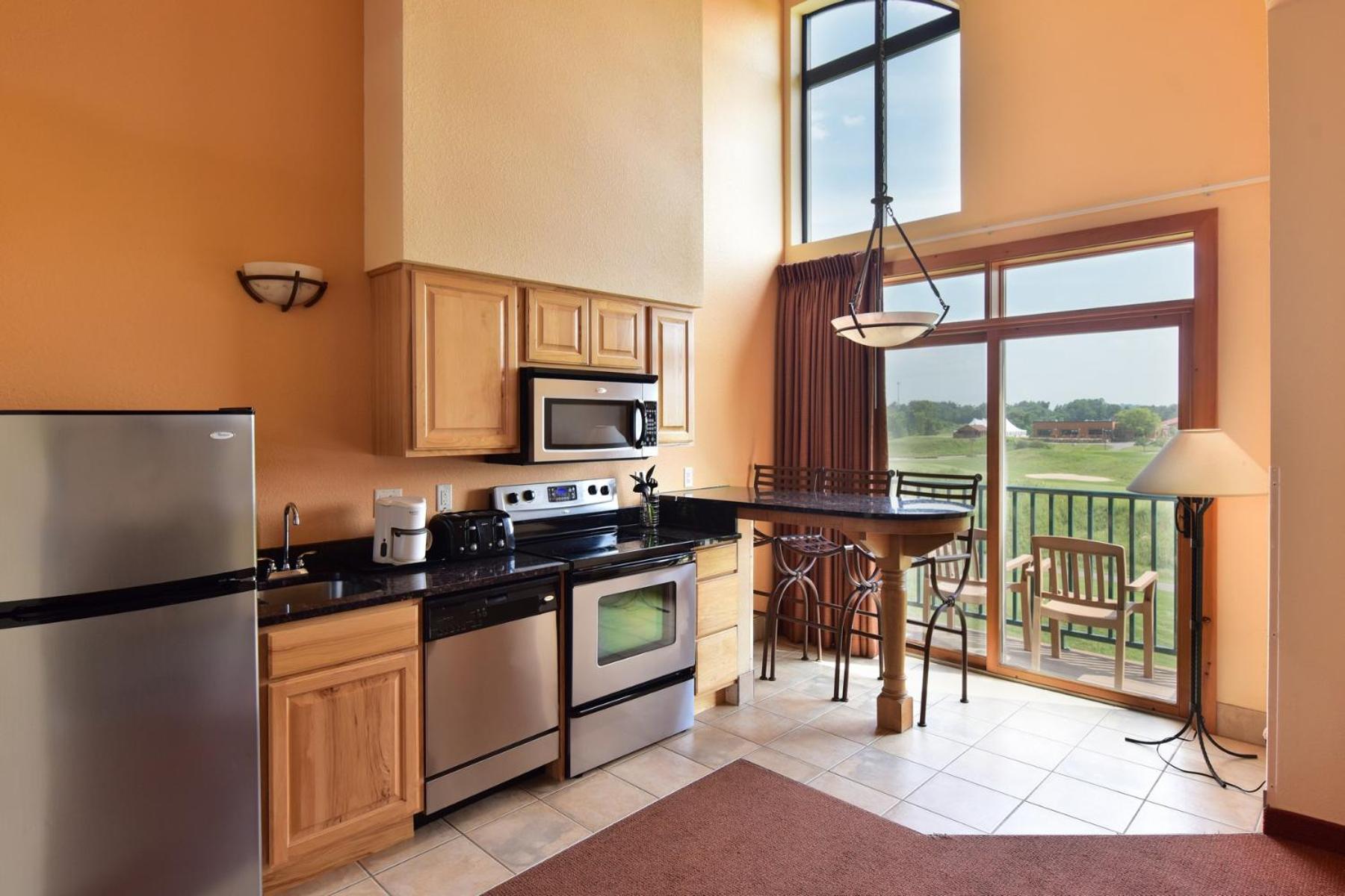 Loft With Golf View - Photo 7