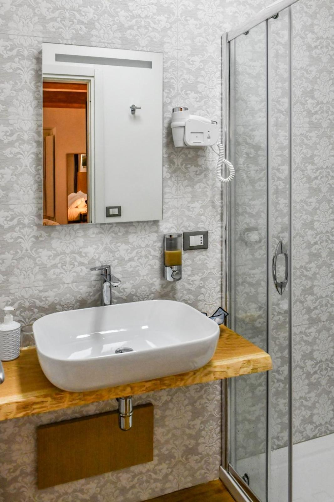 Triple Room with Private Bathroom - Photo 4