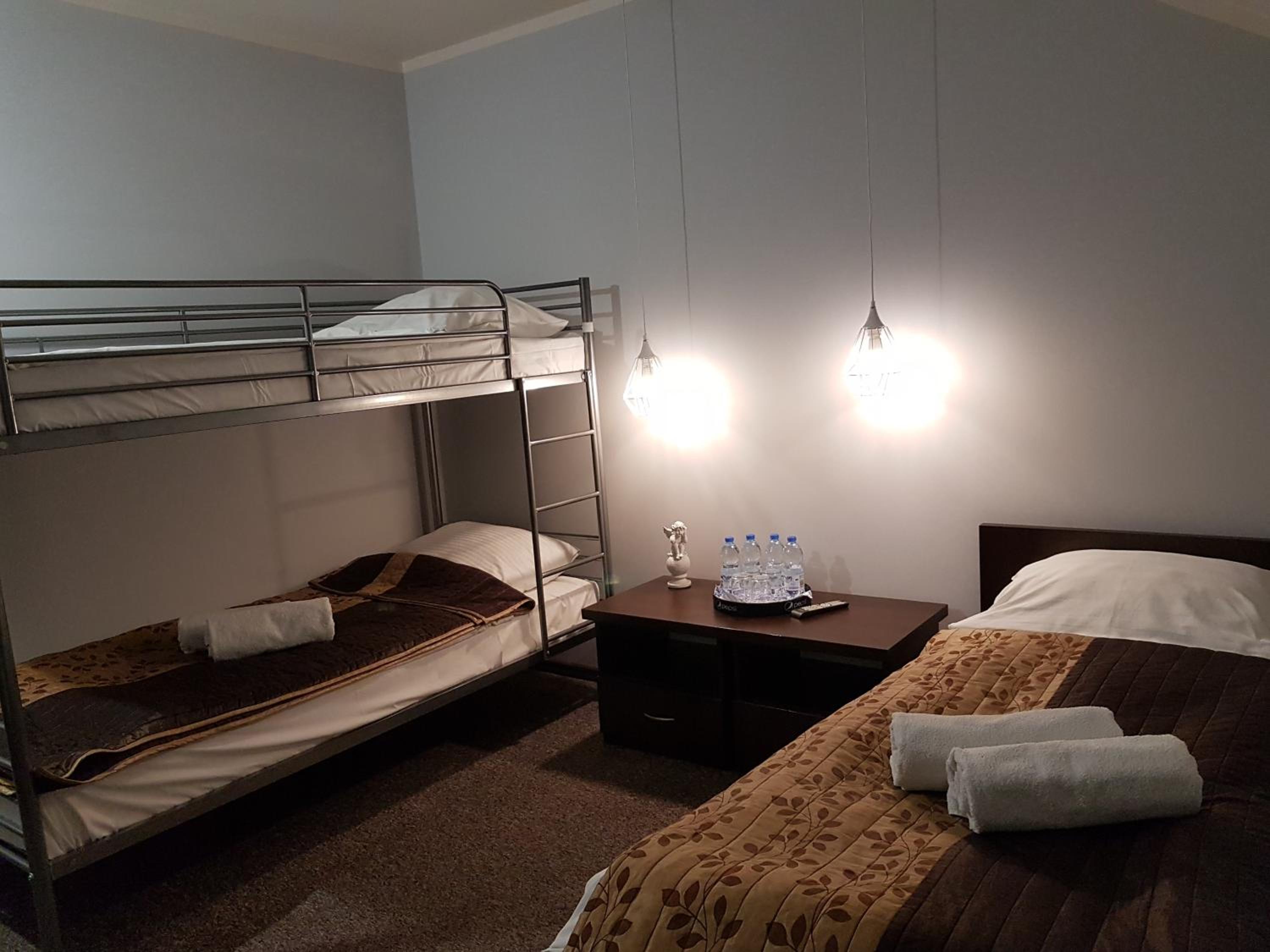 Quadruple Room with Private Bathroom - Photo 5