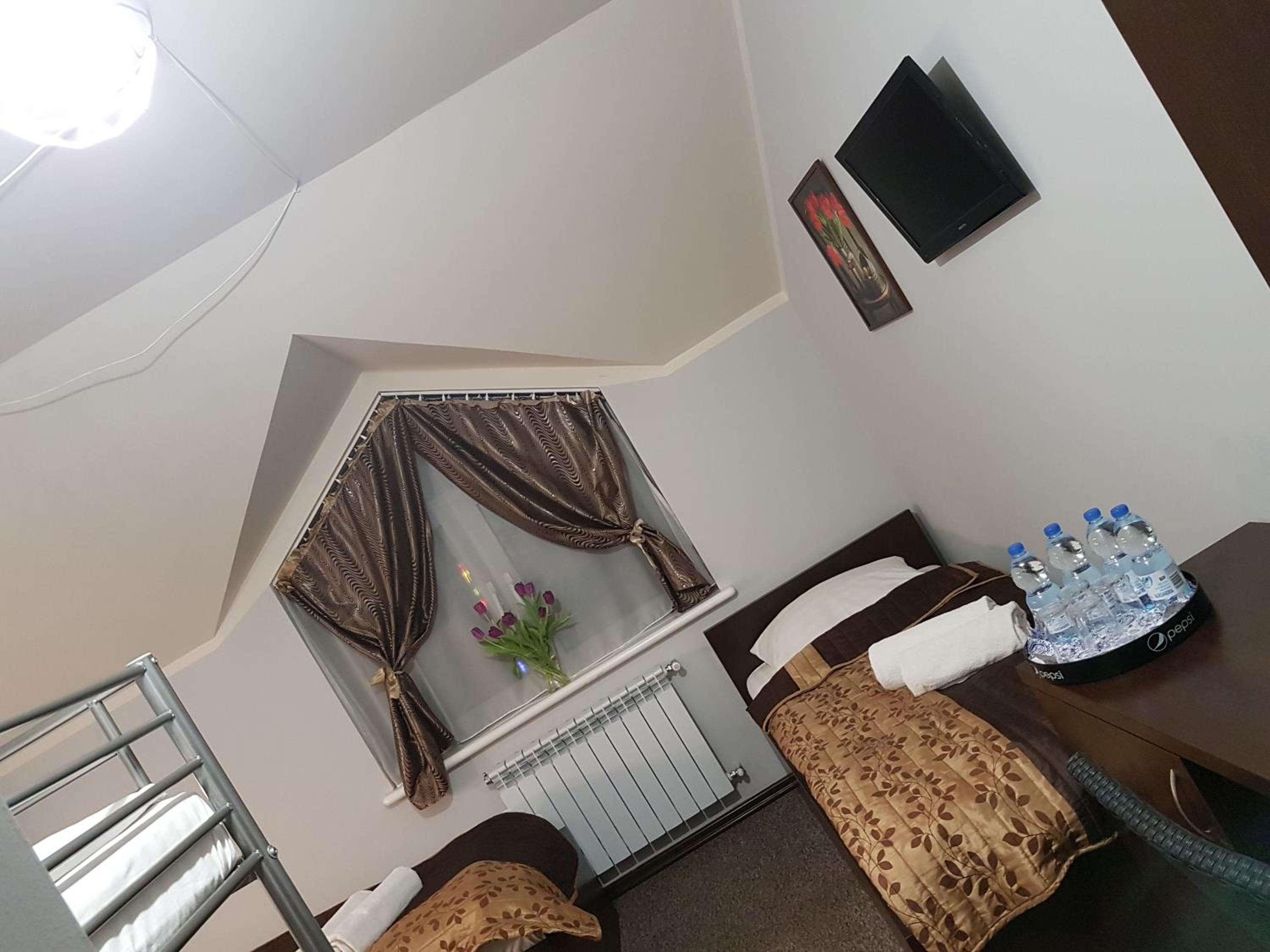Quadruple Room with Private Bathroom - Photo 4