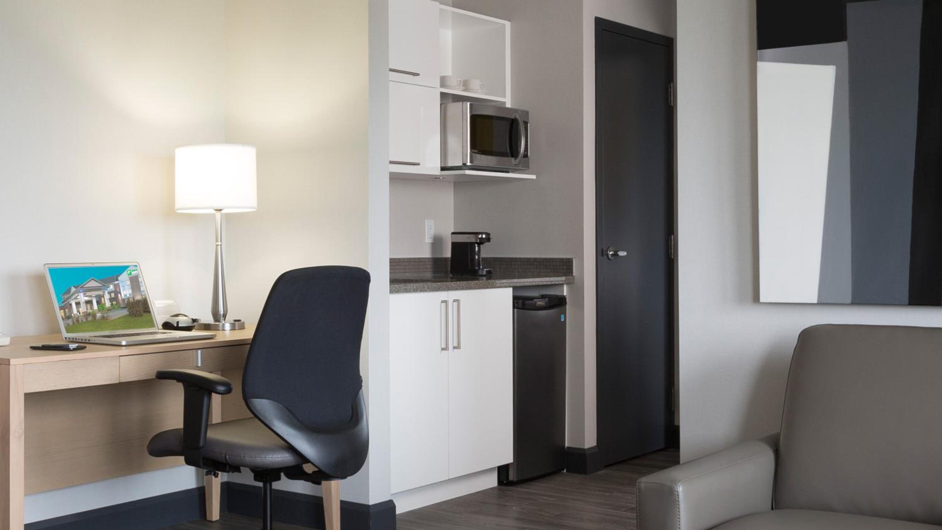 Suite - Non-Smoking - Photo 2