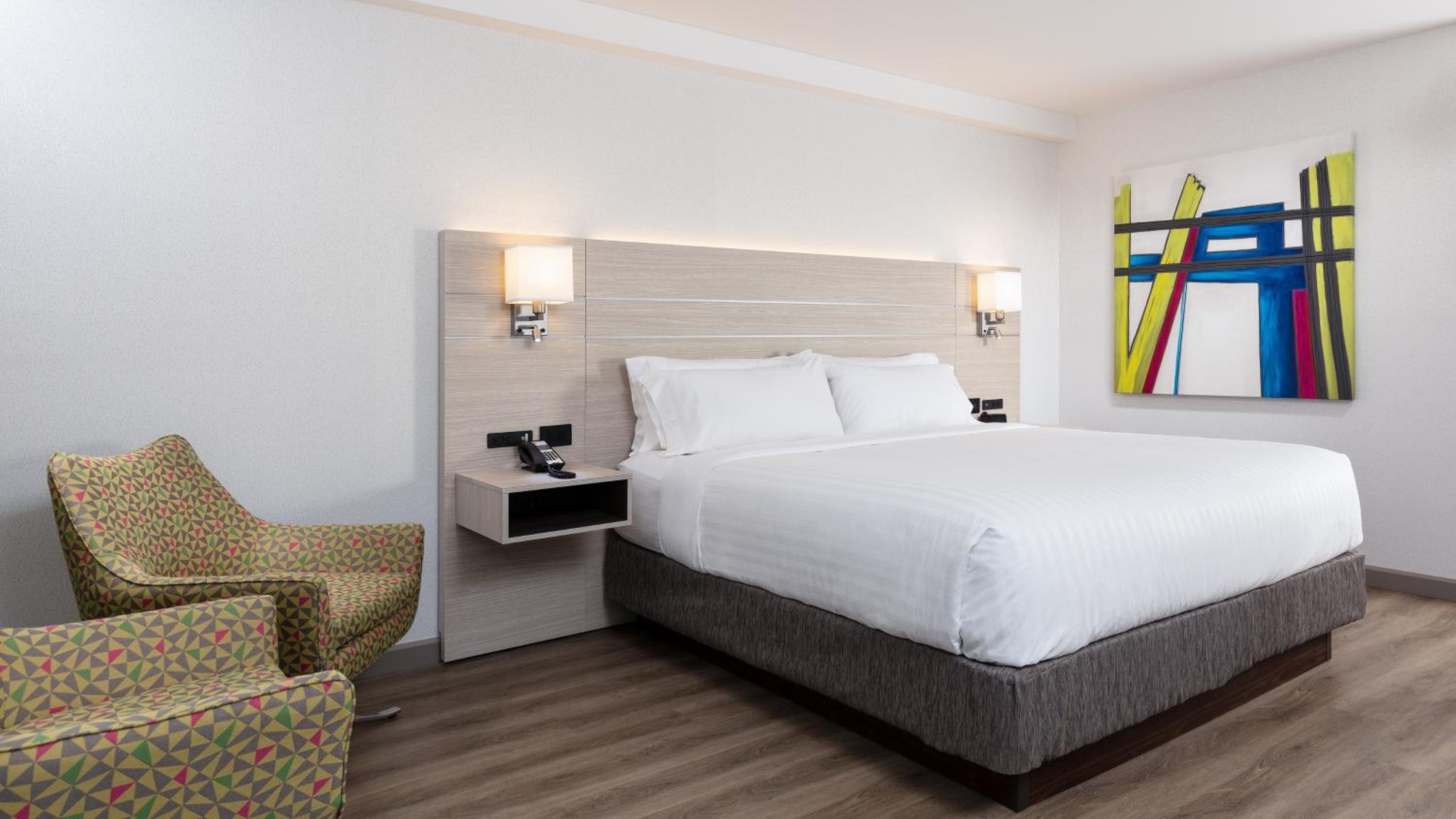 Standard King Room - Photo 13