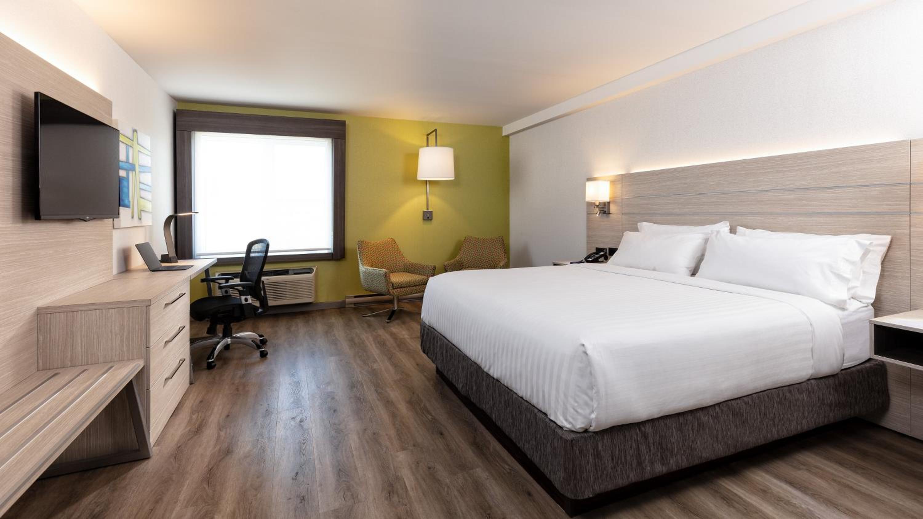 Standard King Room - Photo 12